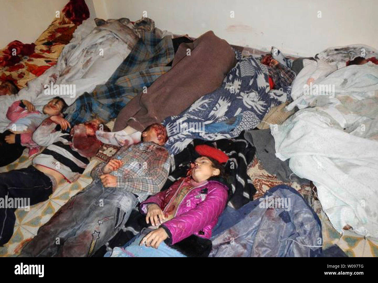 Corpi di bambini sono disteso sul pavimento in un fare-shift morgue nel Bab al-Sebaa, un quartiere di l'irrequieta città di Homs in Siria, il 12 marzo 2012. I corpi di 47 donne e bambini sono stati trovati nella Karm el-Zaytoun e al-Adawiyeh quartieri della assediata città siriana di Homs, dove le forze di sicurezza sono stati combattimenti infuriano le battaglie contro i ribelli armati di opposizione e gli attivisti detto. UPI Foto Stock