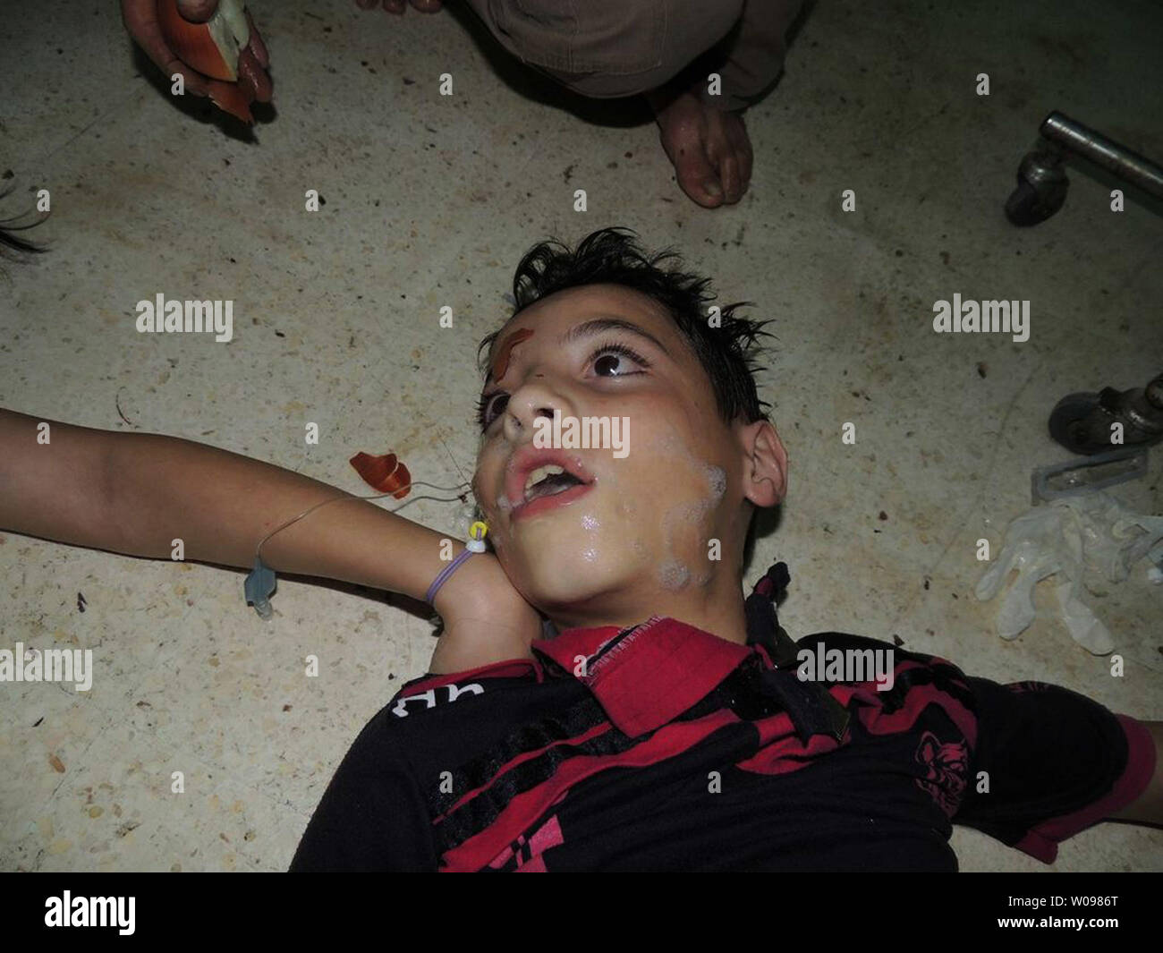 Bambino morto muore la formazione di schiuma dalla bocca dopo un sospetto  attacco chimico nel Ghouta sobborgo di Damasco in Siria il 21 agosto 2013.  Siriano rivendicazione ribelli sono stati uccisi in