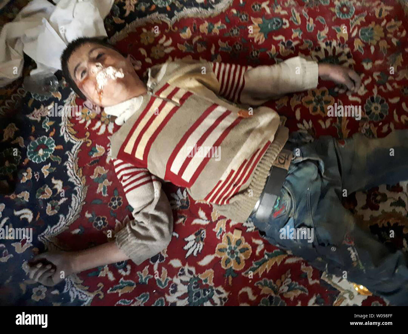 *** I REDATTORI IL CONTENUTO DELLA NOTA*** papà corpi di bambini sono visti dopo un presunto attacco chimico sul dai ribelli città di Douma in Siria. Almeno 78 civili, tra cui donne e bambini, morti secondo le prime conclusioni. Foto di Mohammed Hassan/UPI Foto Stock