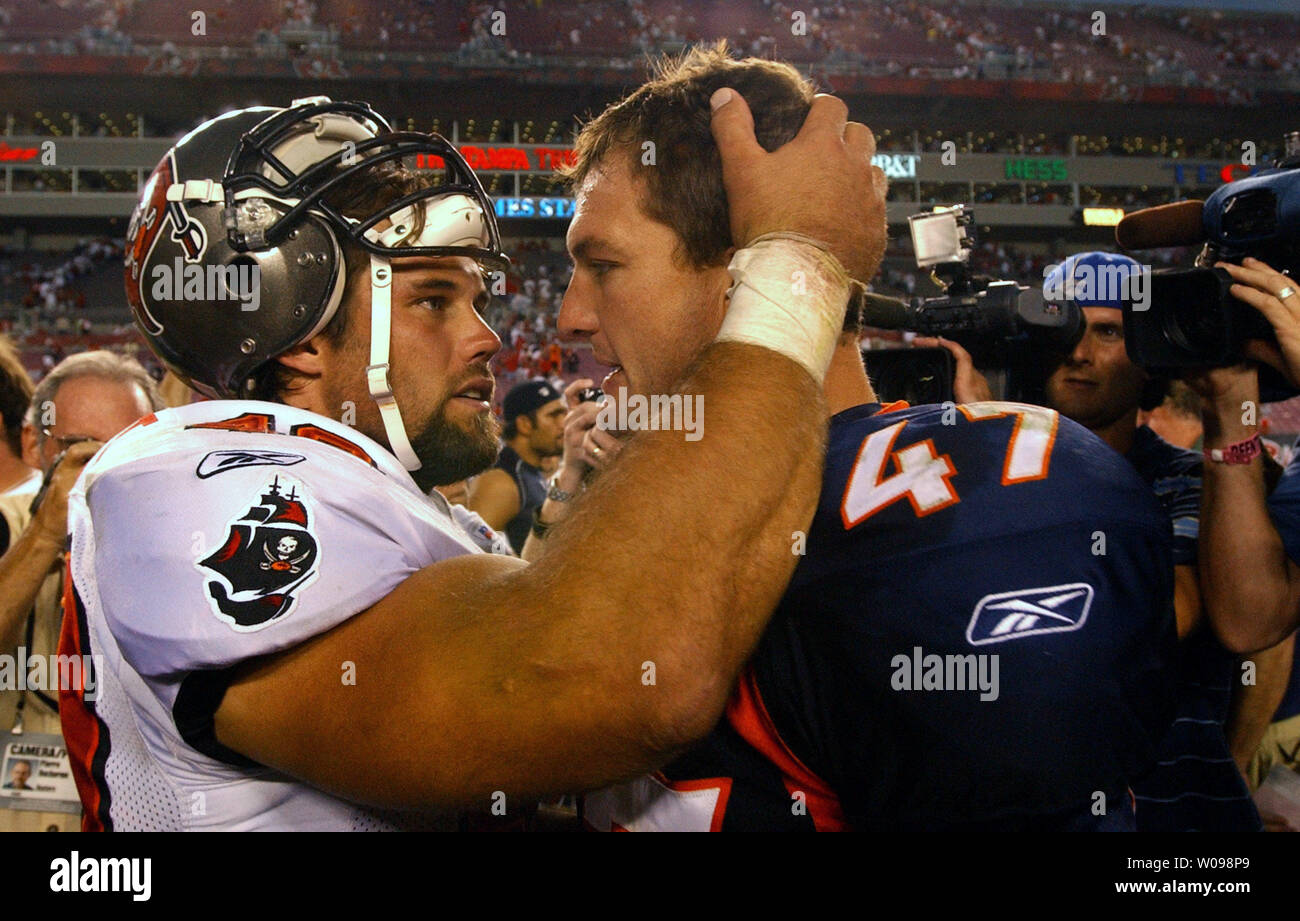 Tampa Bay Buccaneers' fullback Mike Alstott abbracci Denver Broncos' John Lynch, che è un ex Da Buccaneer, dopo Denver beat Tampa Bay 16-13 presso Raymond James Stadium on Ott 3, 2004. (UPI foto/Cathy Kapulka) Foto Stock