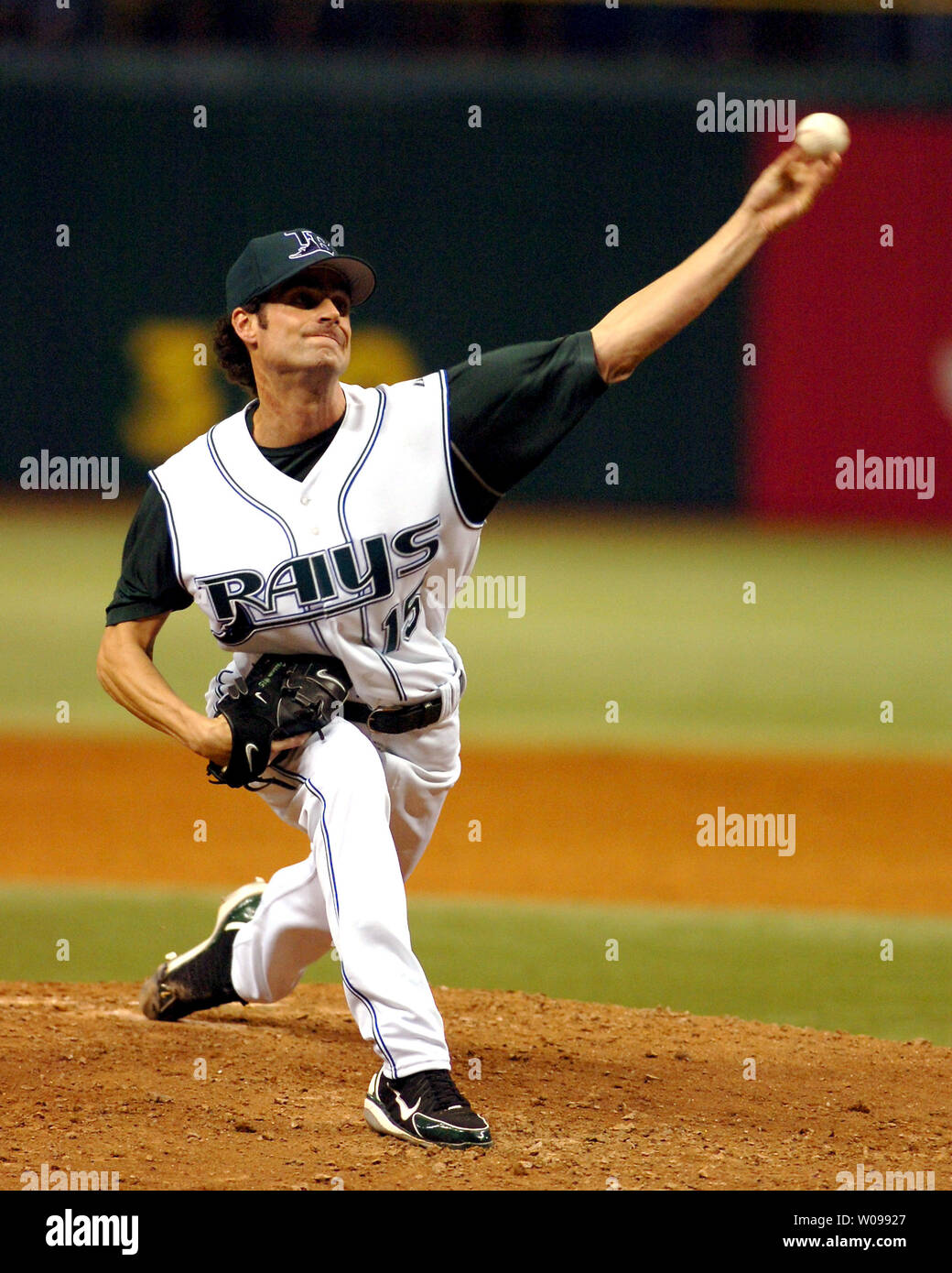 Tampa Bay Devil Rays' a partire lanciatore, Casey Fossum, getta uno sopra la piastra durante il primo inning azione a Tropicana Avenue Campo in San Pietroburgo, Fla. Maggio 3, 2006.Gli Yankees battere i raggi 4-2 nel decimo inning. (UPI foto/Cathy Kapulka) Foto Stock