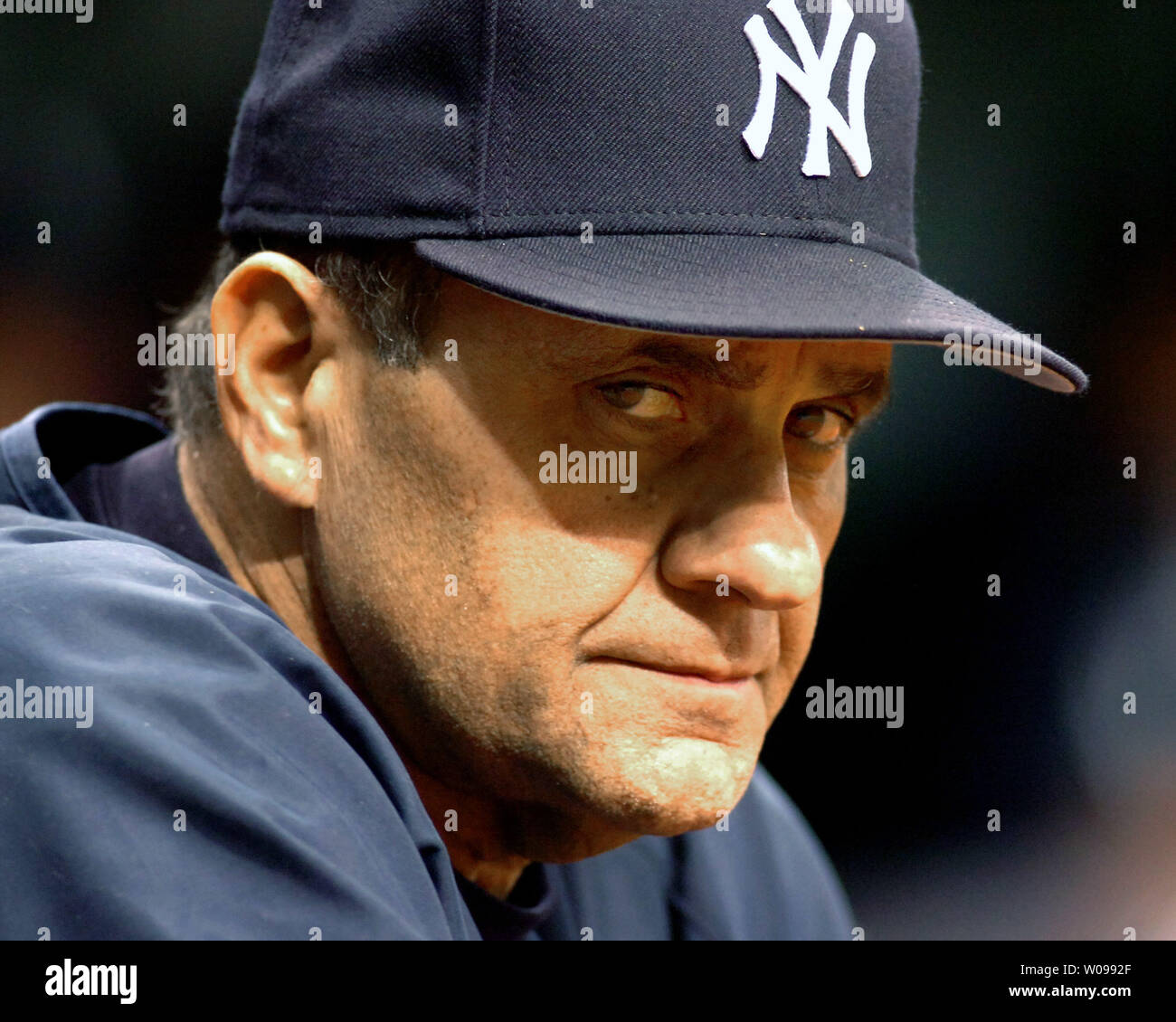 New York Yankees' manager Joe Torre lools fuori della piroga durante una partita contro il Tampa Bay Devil Rays al Tropicana Avenue Campo in San Pietroburgo, Fla. Maggio 3, 2006.Gli Yankees battere i raggi 4-2 nel decimo inning. (UPI foto/Cathy Kapulka) Foto Stock