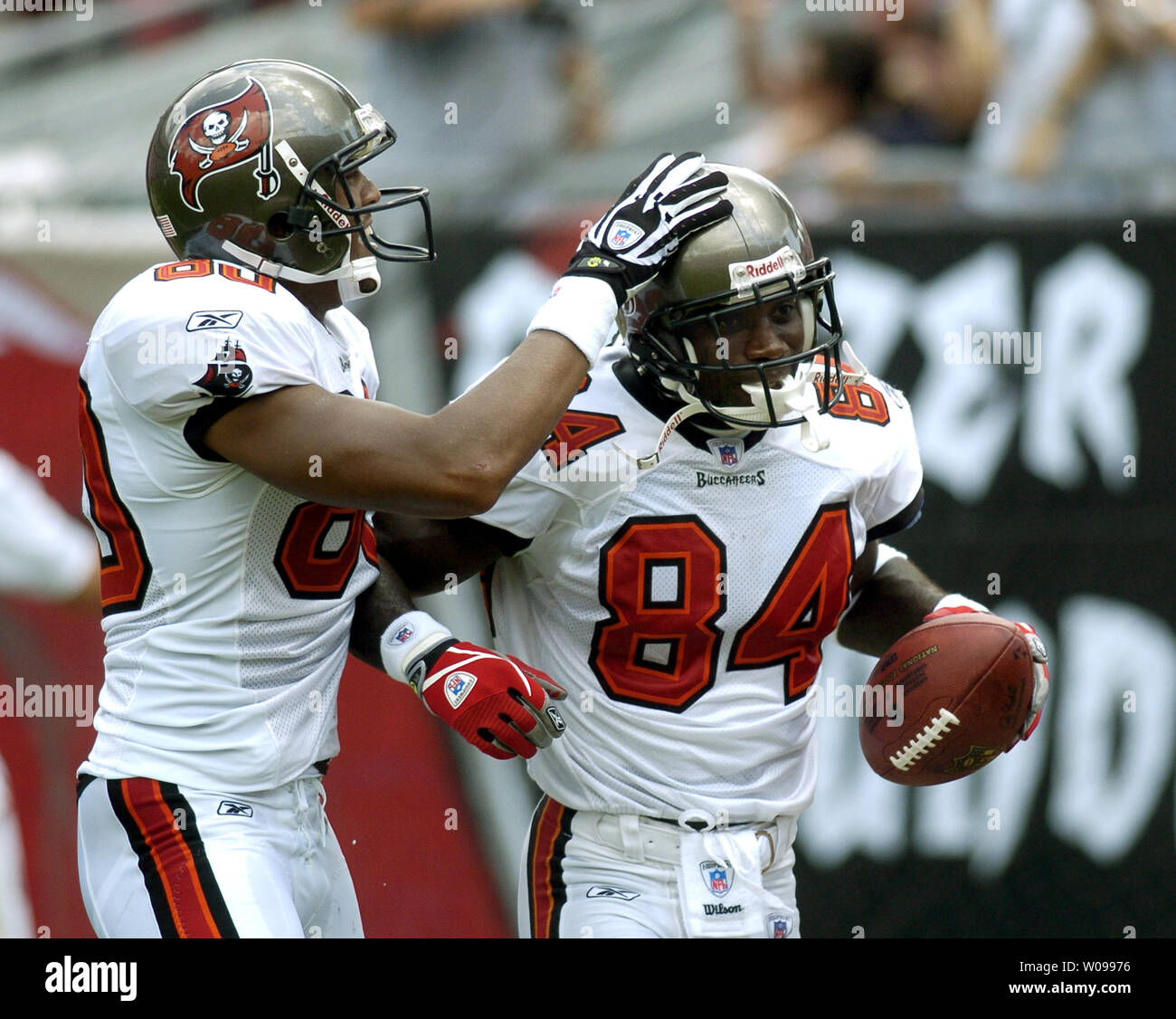 Tampa Bay Buccaneers' wide receiver Michael Clayton (80) si congratula con Joey Galloway (84) dopo il Galloway completato un 69-cantiere touchdown correre contro i New Orleans Saints presso Raymond James Stadium di Tampa, Florida il 16 settembre 2007. I bucanieri battere i santi 31-14. (UPI foto/Henry Kapulka) Foto Stock