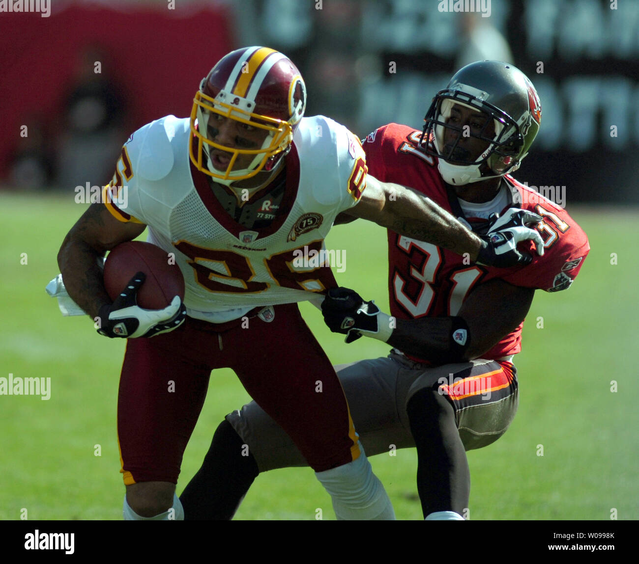 Washington Redskins' wide receiver Reche Caldwell (86) avanza la palla come Tampa Bay Buccaneers' corner back Phillip Buchanon (31) tenta di fermarlo presso Raymond James Stadium di Tampa, Florida il 25 novembre 2007. I bucanieri sbattere le pellerosse 19-13. (UPI foto/Cathy Kapulka) Foto Stock