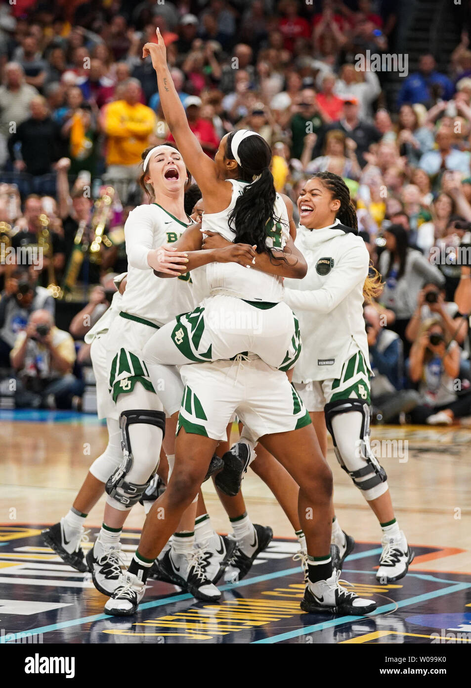 La signora Baylor Bears celebrare dopo aver sconfitto il Notre Dame Fighting Irish 82-81 per vincere il 2019 NCAA donna Basket Campionato Nazionale dell'Amalie Arena a Tampa, Florida il 7 aprile 2019. Foto di Kevin Dietsch/UPI Foto Stock