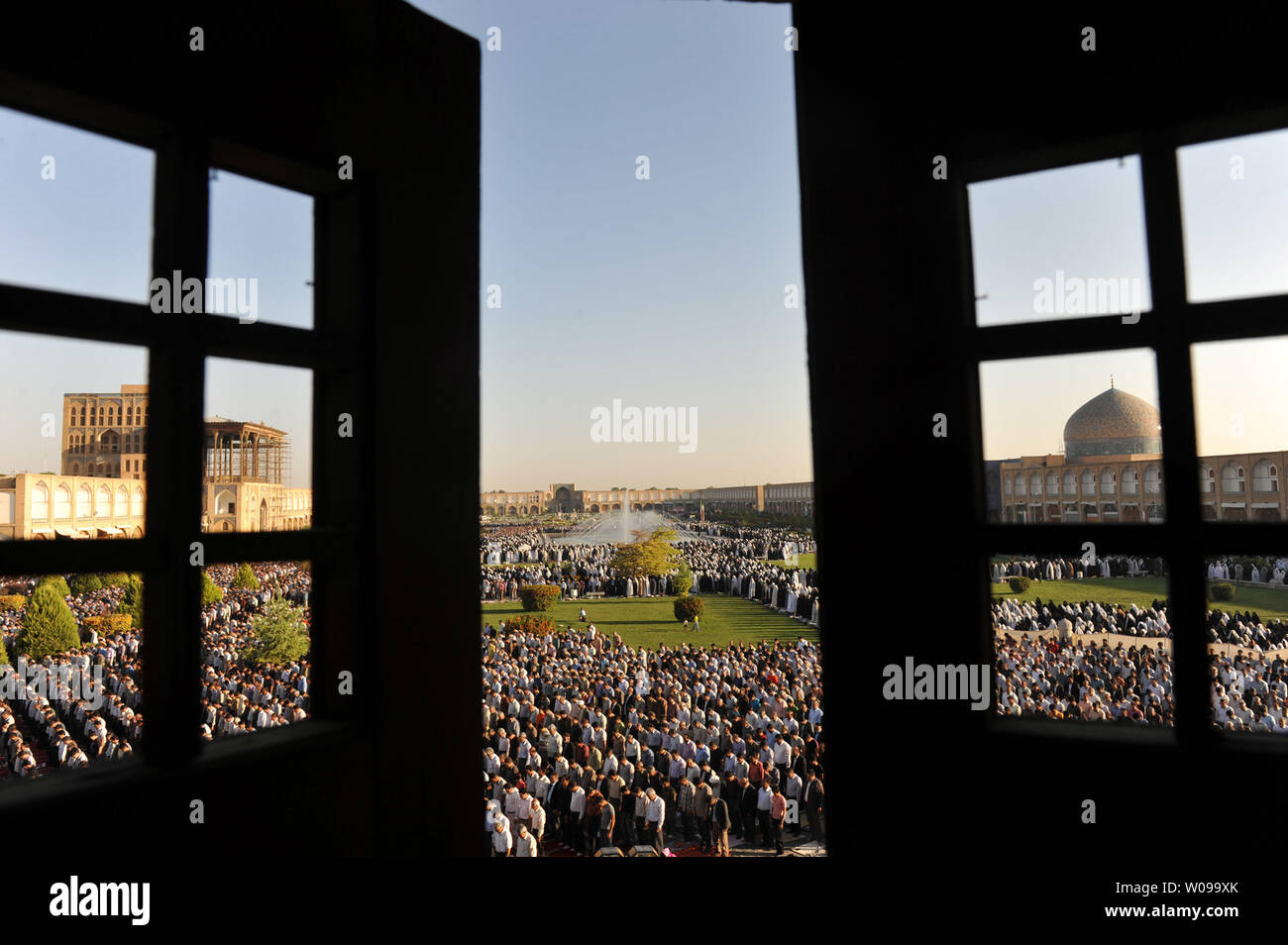 Iraniani pregare presso Naghshe Jahan Sq in Isfahan situato a circa 340 km a sud di Tehran, Iran durante Eid-al-Fitr festival a settembre 10,2010. Il festival segna la fine del santo Musulmano il mese di digiuno del Ramadan. UPI/Maryam Rahmanian Foto Stock