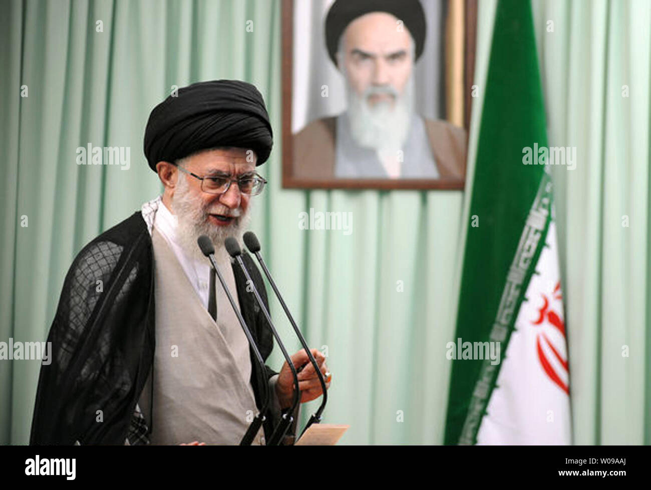All'Iran il leader supremo Ayatolah Ali Khamenei parla durante Eid-al-Fitr festival presso l'Università di Teheran Su agosto 31,2011.L'Eid segna la fine del santo Musulmano il mese di digiuno del Ramadan.Photo è ufficiale handout da Khamenei del sito web ufficiale. HO.. Foto Stock