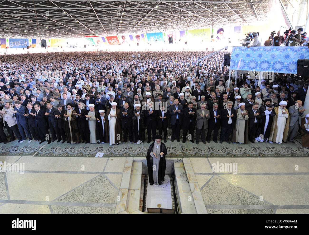 All'Iran il leader supremo Ayatolah Ali Khamenei conduce l'Eid-al-Fitr preghiere a Tehran university Su agosto 31,2011.L'Eid segna la fine del santo Musulmano il mese di digiuno del Ramadan.Photo è ufficiale handout da Khamenei del sito web ufficiale. UPI/ho .. Foto Stock