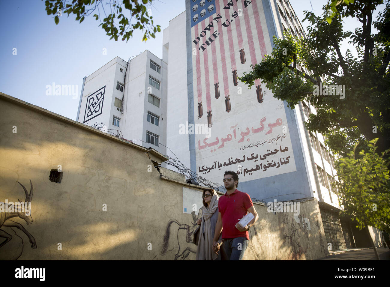 Pedoni iraniano a piedi passato un anti-American murale nel centro di Teheran, Iran su maggio 18.2019. Nelle ultime due settimane, le probabilità di un conflitto militare tra Stati Uniti e Iran hanno sensibilmente aumentato. Foto di Maryam Rahmanian/UPI Foto Stock