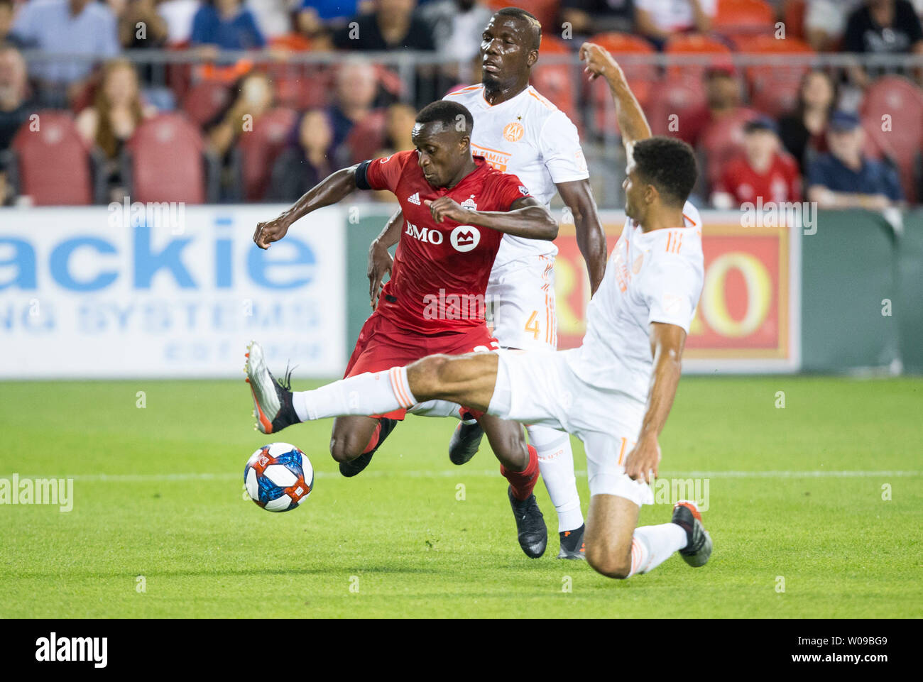 (190627) -- TORONTO, 27 giugno 2019 (Xinhua) -- Richie Laryea (L) di Toronto FC si rompe durante il 2019 Major League Soccer (MLS) partita contro Atlanta United FC presso BMO Field a Toronto, Canada, 26 giugno 2019. Toronto FC ha vinto 3-2. (Xinhua/Zou Zheng) Foto Stock