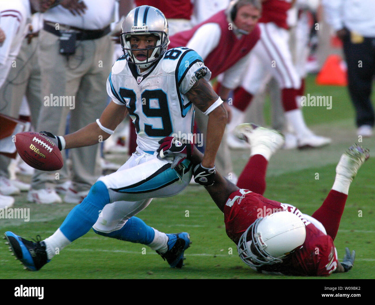 Il Carolina Panthers' Steve Smith evita un placcaggio dall'Arizona Cardinals' Gerald Hayes. Le Pantere sconfitto i Cardinali 20 -17, Dicembre 14, 2003 a Sun Devil Stadium di Tempe, Arizona. (UPI foto/avrà poteri) Foto Stock