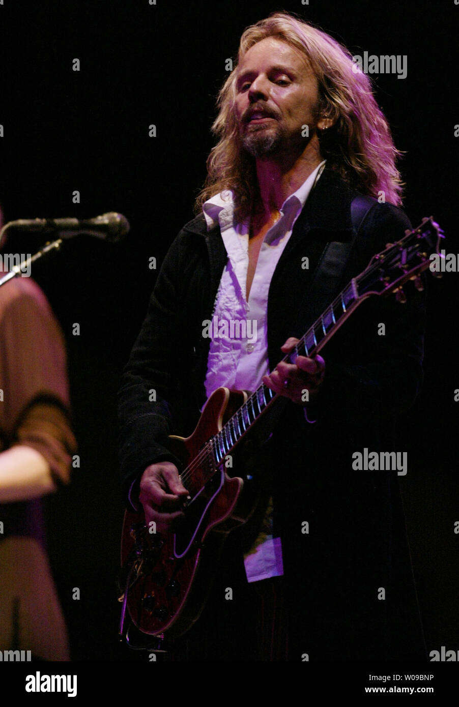 Styx chitarrista Tommy Shaw eseguita durante il primo giorno di Beale Street Music Festival il Venerdì, Aprile 30, 2004 a Tom Lee Park a Memphis, Tennessee Shaw è da Montgomery, Ala. (UPI foto/Billy Suratt) Foto Stock