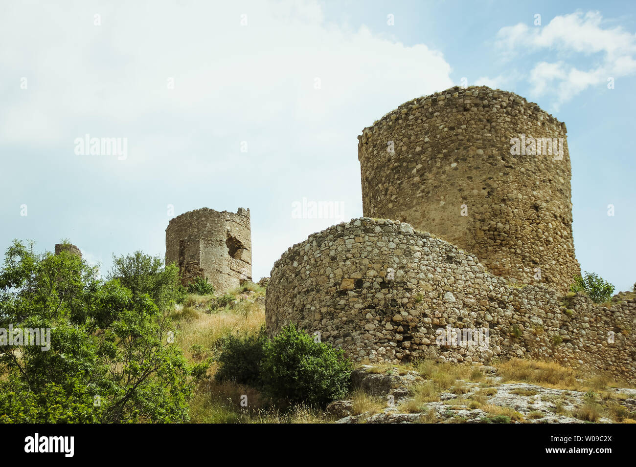 La baia di Balaklava e le rovine della fortezza genovese cembalo. Balaklava, Crimea. bellissimo paesaggio marino Foto Stock