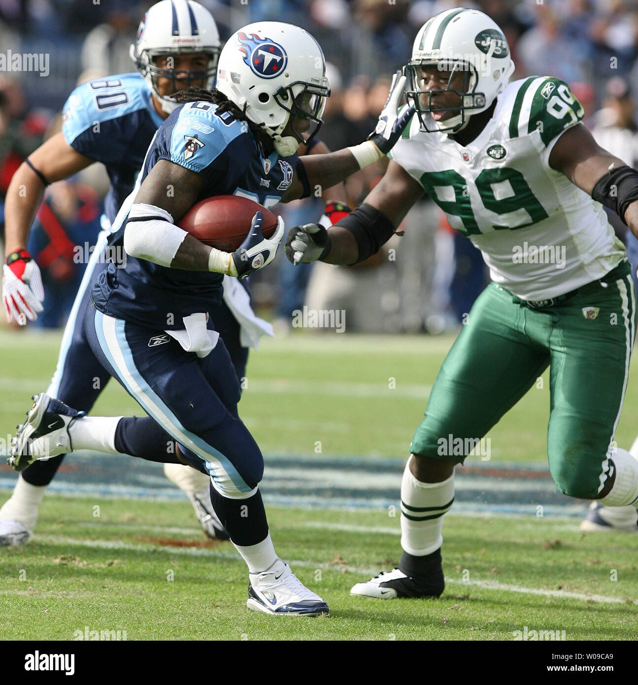 Tennessee Titans running-back Chris Johnson corre per un 3 cantiere guadagno sul 1° e 10 prima di essere affrontato da New York getti cornerback David Barrett (36) nel secondo trimestre a LP Field a Nashville, nel Tennessee, il 23 novembre 2008. (UPI foto/Frederick Breedon IV) Foto Stock