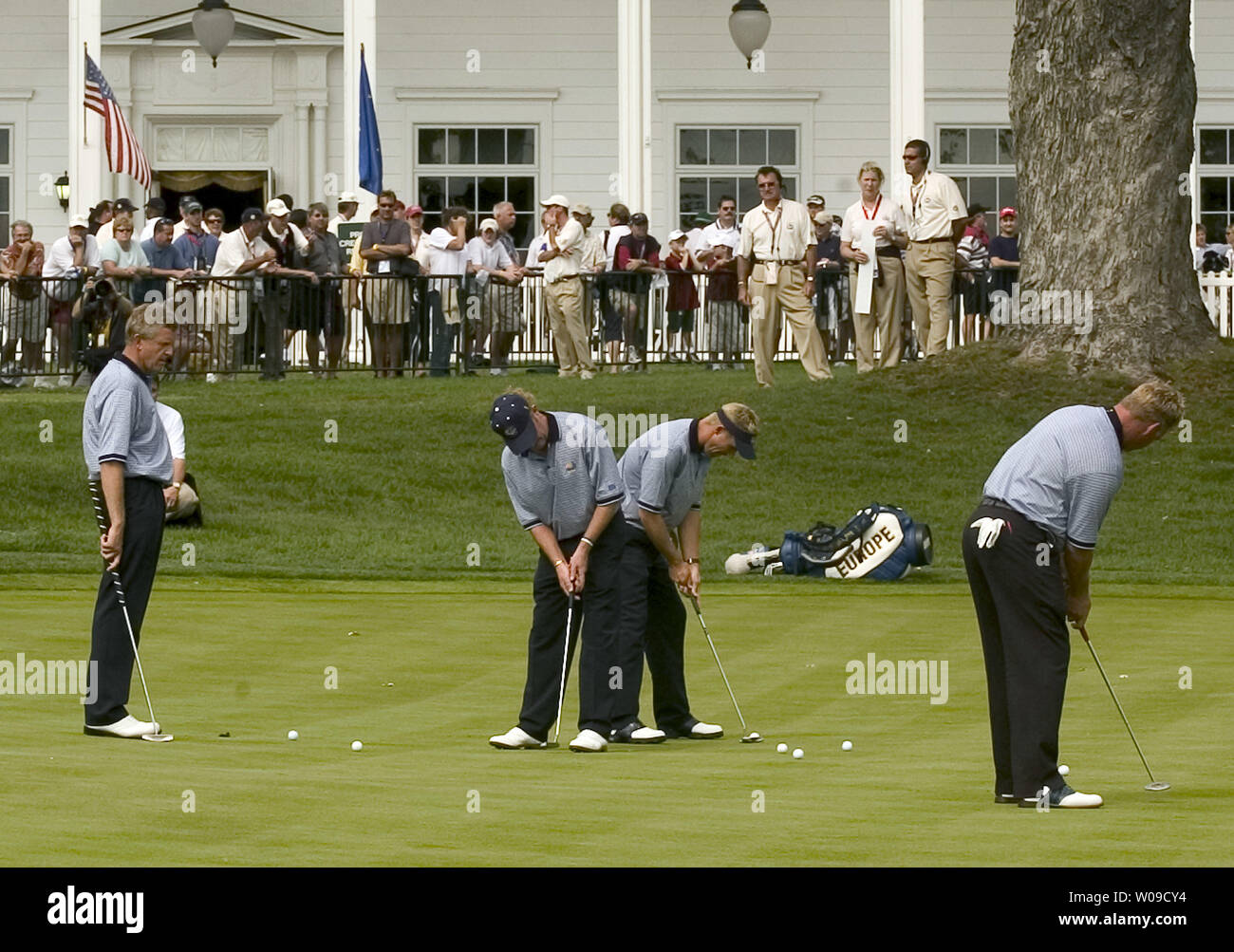 Team Europe golfista Colin Montgonerie di Scottland (L) orologi come theammates (da sinistra) Miguel Angel Jimenez di Spagna, Padraig Harrington di Irlanda e Darren Clarke dell Irlanda del Nord pratica mettendo sul diciottesimo verde durante la fase finale delle prove libere del round per il 2004 Ryder Cup corrisponde a Oakland Hills Country Club in Bloombfield Township, Michigan Giovedì, Settembre 16, 2004. Gioca match tra Stati Uniti e i giocatori europei inizia Venerdì, Settembre 17th. (UPI foto/Tannen Maury) Foto Stock