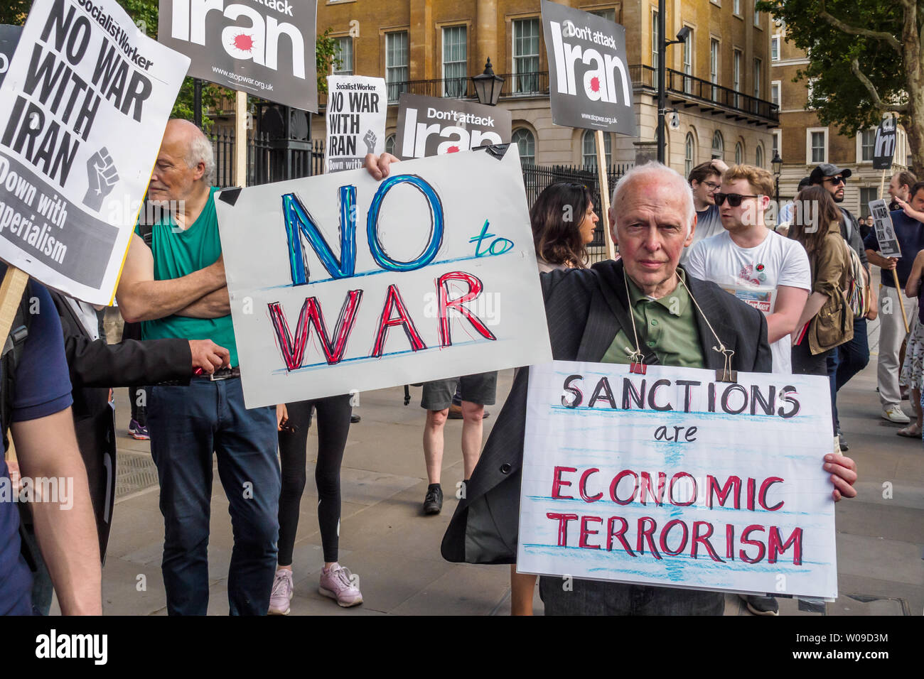 Londra, Regno Unito. Il 26 giugno 2019. I manifestanti a Downing St è stato invitato il governo a escludere la guerra con l'Iran, anche se il Presidente Trump è convinta dalle sue sconsiderate hard-line consiglieri. Dicono che sarebbe ancora più disastrose conseguenze rispetto al 2003 l'invasione dell'Iraq. Una delegazione ha tentato di prendere una lettera a Downing St compresi Kensington MP Emma Dent Coad ma sono state tutte respinte, inclusi MP Emma Dent Coad che ha dimostrato il suo passaggio parlamentare. Lei ha parlato di rally ed è stata seguita da CND Vicepresidente Carol Turner e altri. Peter Marshall / Alamy Live News Foto Stock