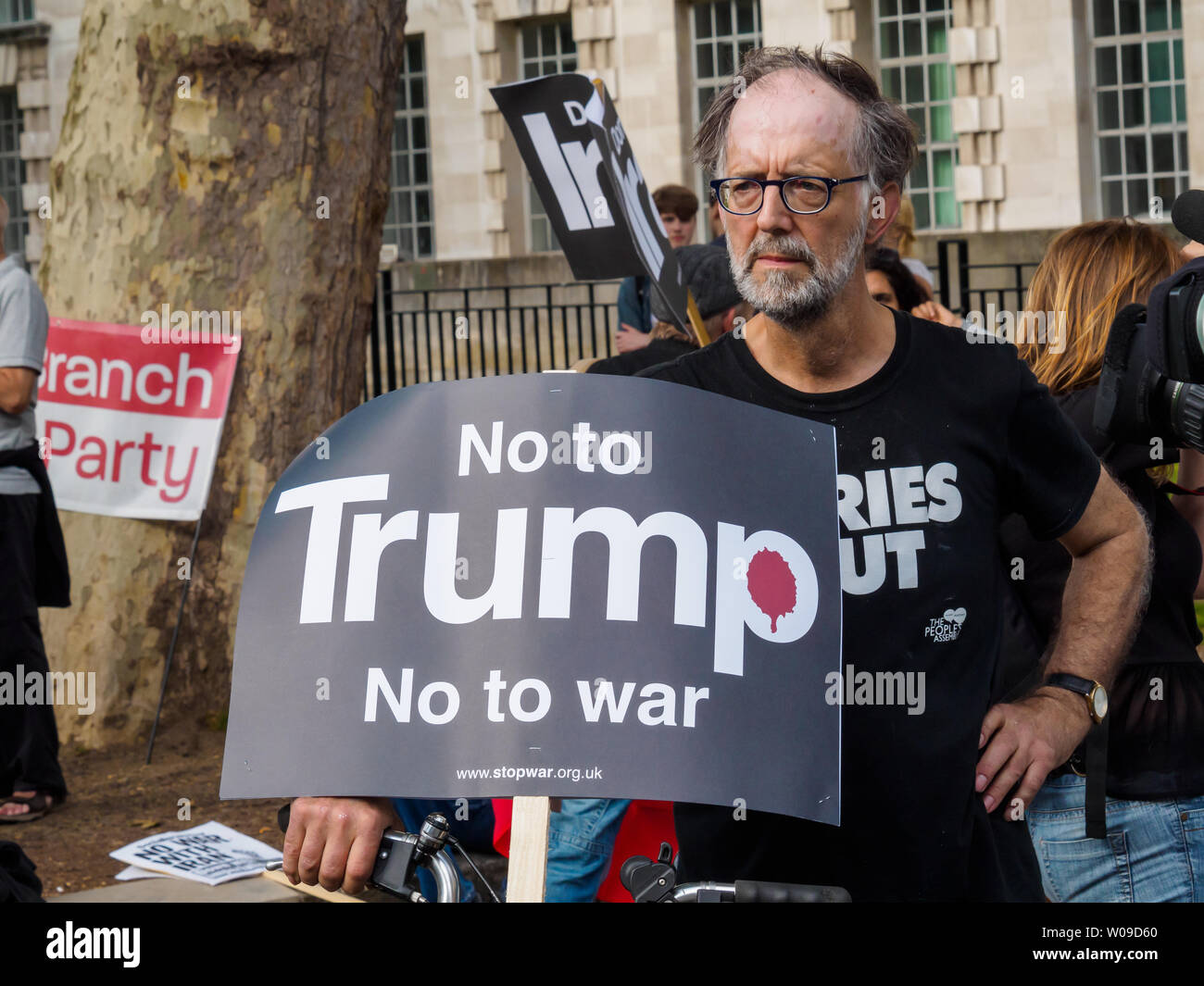Londra, Regno Unito. Il 26 giugno 2019. I manifestanti a Downing St è stato invitato il governo a escludere la guerra con l'Iran, anche se il Presidente Trump è convinta dalle sue sconsiderate hard-line consiglieri. Essi sayit sarebbe ancora più disastrose conseguenze rispetto al 2003 l'invasione dell'Iraq. Una delegazione ha tentato di prendere una lettera a Downing St compresi Kensington MP Emma Dent Coad ma sono state tutte respinte, inclusi MP Emma Dent Coad che ha dimostrato il suo passaggio parlamentare. Lei ha parlato di rally ed è stata seguita da CND Vicepresidente Carol Turner e altri. Peter Marshall / Alamy Live News Foto Stock