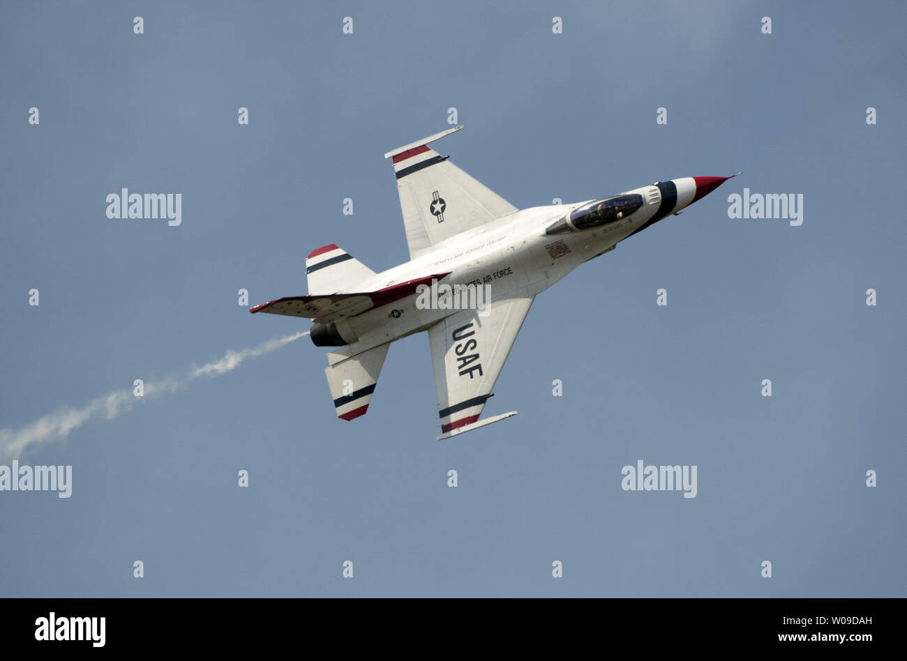 La United States Air Force Thunderbirds manovre di volo al Tico Warbird Air Show presso lo Space Coast aeroporto regionale il 22 marzo 2013 in Titusville, Florida. In risposta alle azioni di sequestro da parte del governo degli Stati Uniti, l'Air Force e il combattimento aereo il comando i funzionari hanno deciso di annullare tutti i restanti antenna team di dimostrazione Air Show come attività del 1 aprile. Il team di volo condurrà le loro prestazioni finali per l'anno durante questo weekend di attività. .UPI/Joe Marino-Bill Cantrell Foto Stock