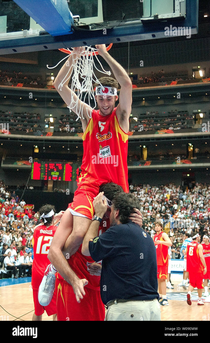Rudy Fernandez di Spagna taglia il net come egli celebra il suo team del  Campionato del mondo la vittoria sulla Grecia 70-47 alle finali della FIBA  mondo Campionato di basket a Saitama,