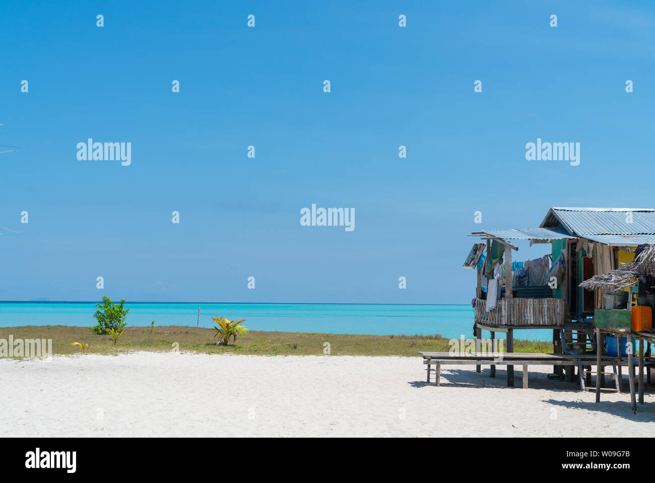 Case degli zingari del mare su palafitte in acque sul bordo Mantabuan Isola Borneo Foto Stock