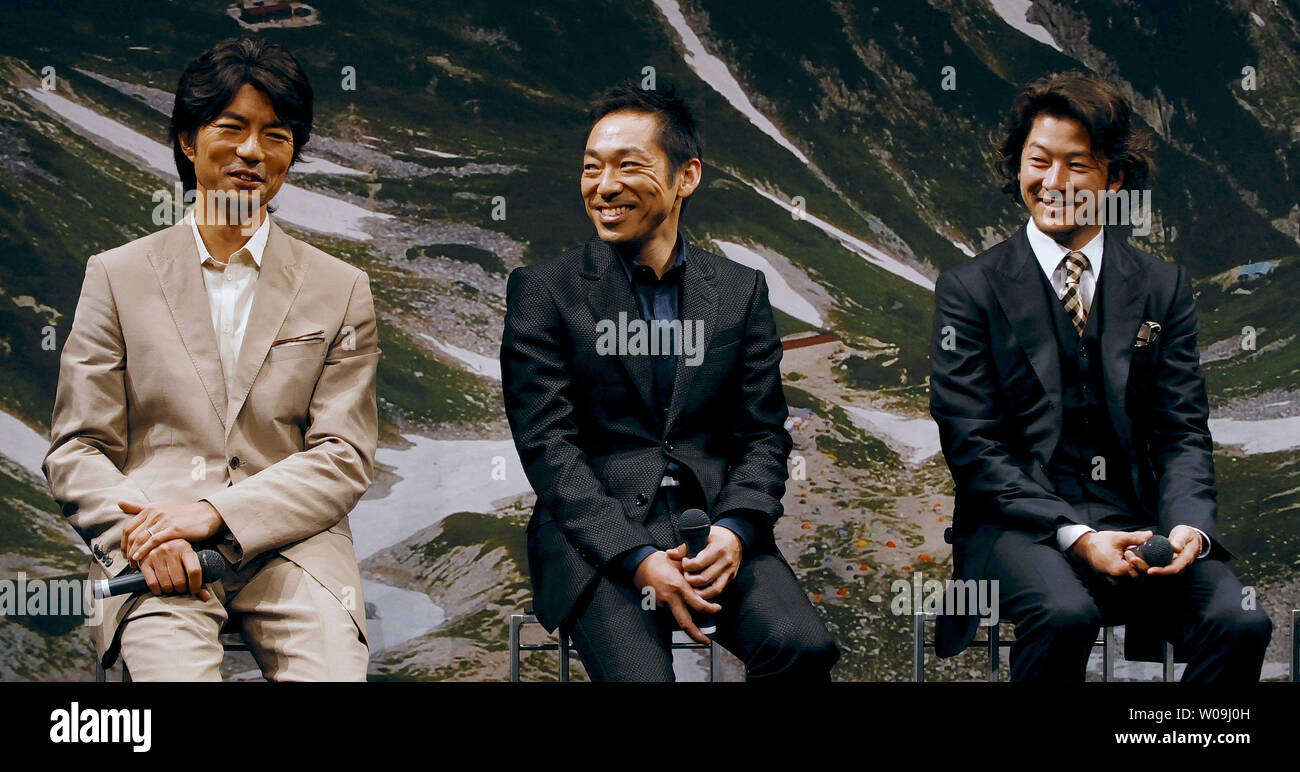 Attore giapponese Toru Nakamura (L), attore Teruyuki Kagawa (C) e l'attore Tadanobu Asano di partecipare alla conferenza stampa per il film "Tsurugadake' a Tokyo in Giappone, a giugno, 1, 2009. (UPI foto/Keizo Mori) Foto Stock