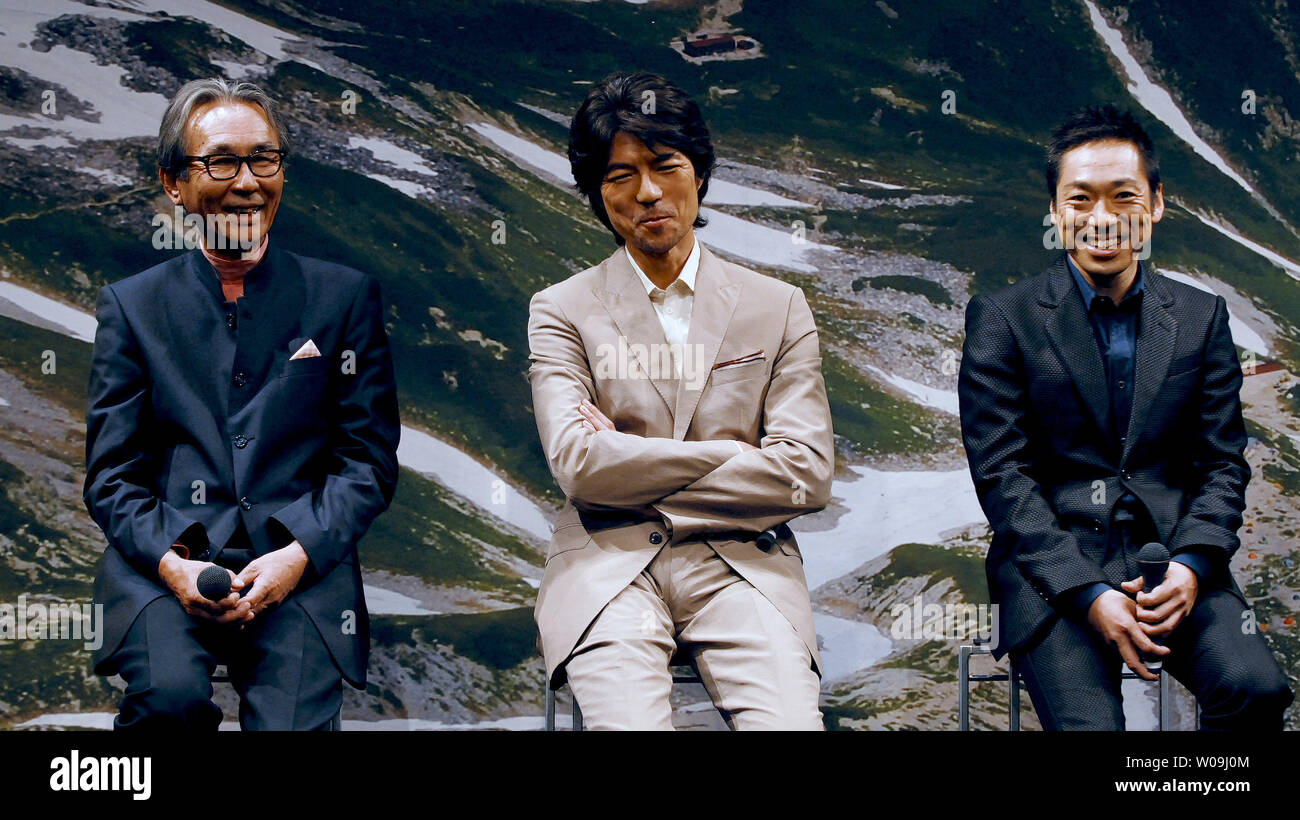 Direttore Daisaku Kimura (L), attore Giapponese Toru Nakamura (C) e l'attore Teruyuki Kagawa di partecipare alla conferenza stampa per il film "Tsurugadake' a Tokyo in Giappone, a giugno, 1, 2009. (UPI foto/Keizo Mori) Foto Stock
