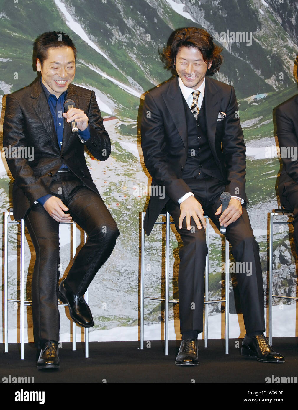 Attore giapponese Teruyuki kagawa(L) e l'attore Tadanobu Asano di partecipare alla conferenza stampa per il film "Tsurugadake' a Tokyo in Giappone, a giugno, 1, 2009. (UPI foto/Keizo Mori) Foto Stock