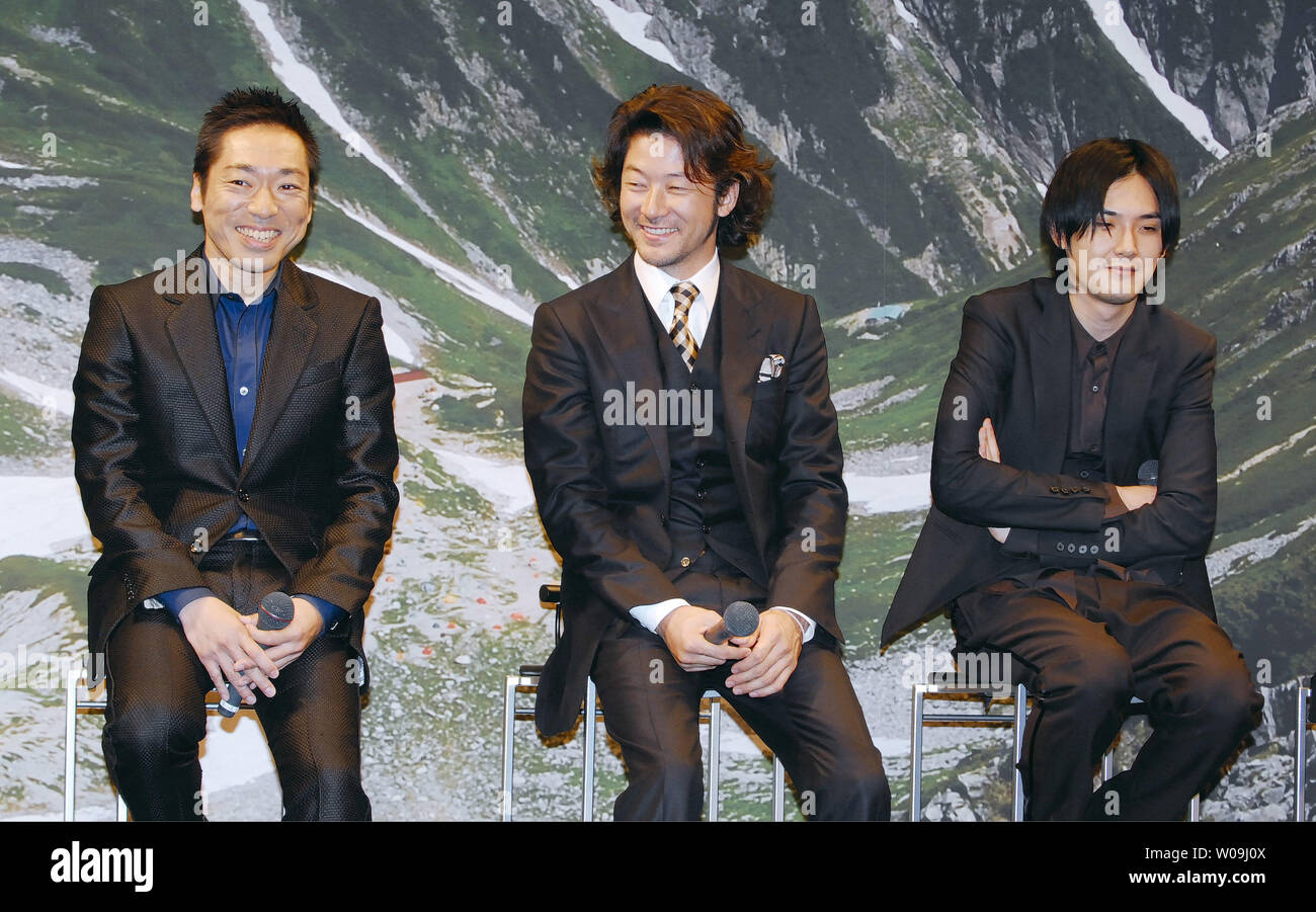 Attore giapponese Teruyuki Kagawa (L), attore tadanobu Asano (C) e l'attore Ryuhei Matsuda partecipare ad una conferenza stampa per il film "Tsurugadake' a Tokyo in Giappone, a giugno, 1, 2009. (UPI foto/Keizo Mori) (UPI foto/Keizo Mori) Foto Stock