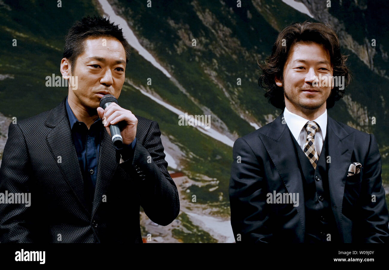 Attore giapponese Teruyuki Kagawa (L) e l'attore Tadanobu Asano di partecipare alla conferenza stampa per il film "Tsurugadake' a Tokyo in Giappone, a giugno, 1, 2009. (UPI foto/Keizo Mori) Foto Stock