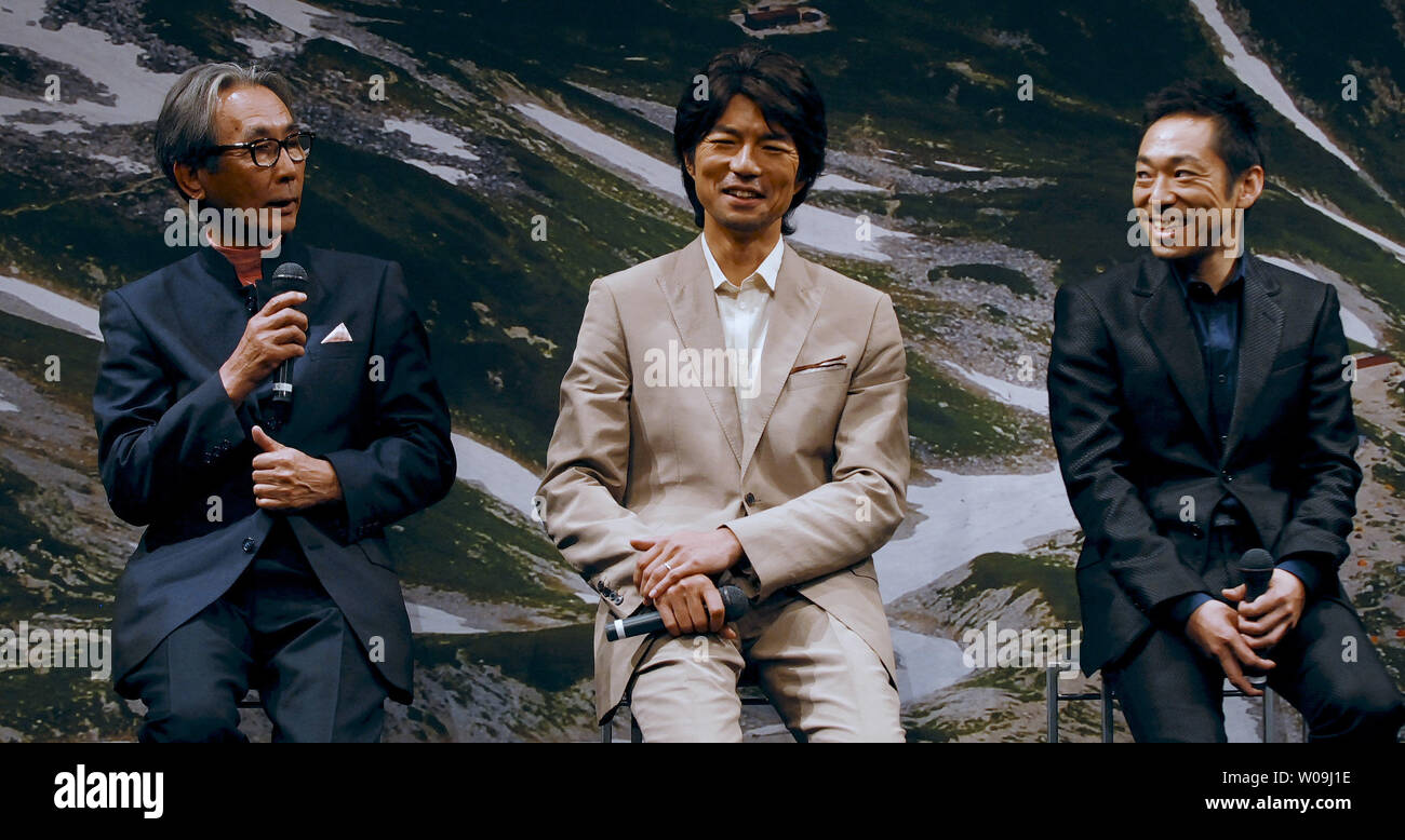 Direttore Daisaku Kimura, attore Giapponese Toru Nakamura e attore Teruyuki Kagawa di partecipare alla conferenza stampa per il film "Tsurugadake' a Tokyo in Giappone, a giugno, 1, 2009. (UPI foto/Keizo Mori) Foto Stock