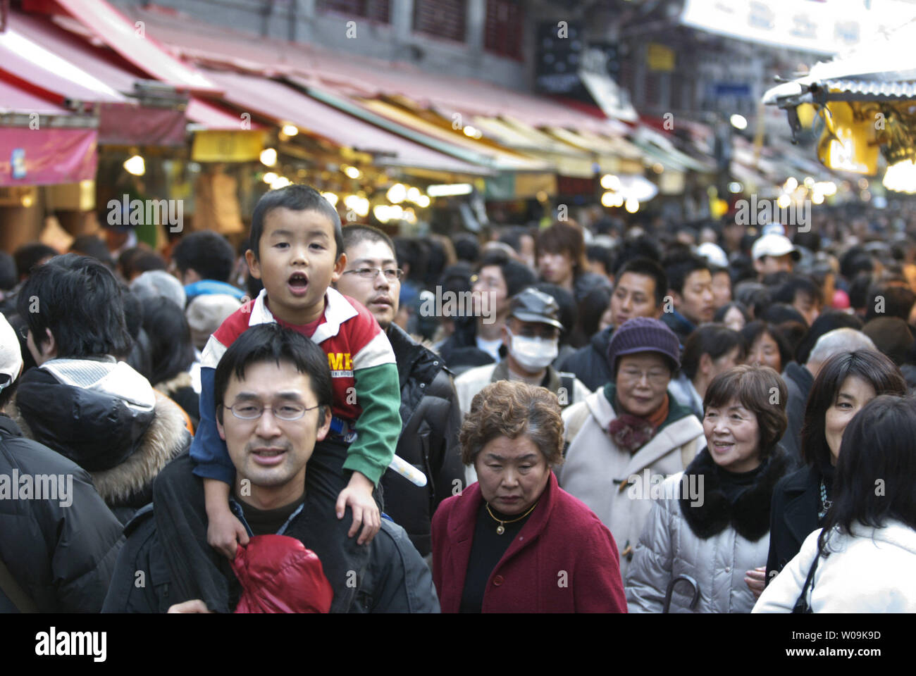 Agli acquirenti di fare loro last-minute Nuovo Anno di shopping in 'Ameyoko', di Ameya Yokocho Shopping Street, a Tokyo in Giappone, il 27 dicembre 2009. UPI/Keizo Mori Foto Stock
