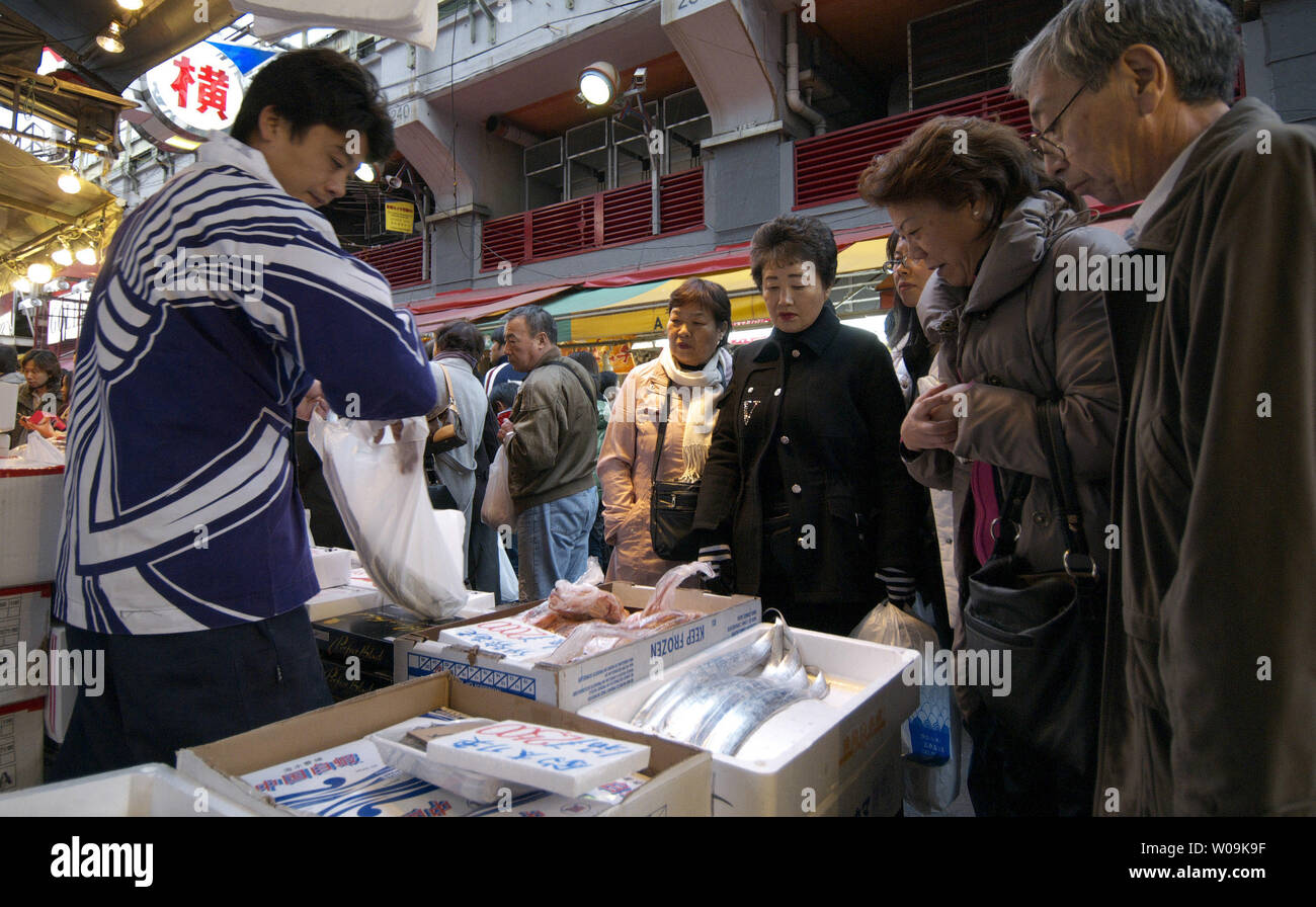 Agli acquirenti di fare loro last-minute Nuovo Anno di shopping in 'Ameyoko', di Ameya Yokocho Shopping Street, a Tokyo in Giappone, il 27 dicembre 2009. UPI/Keizo Mori Foto Stock