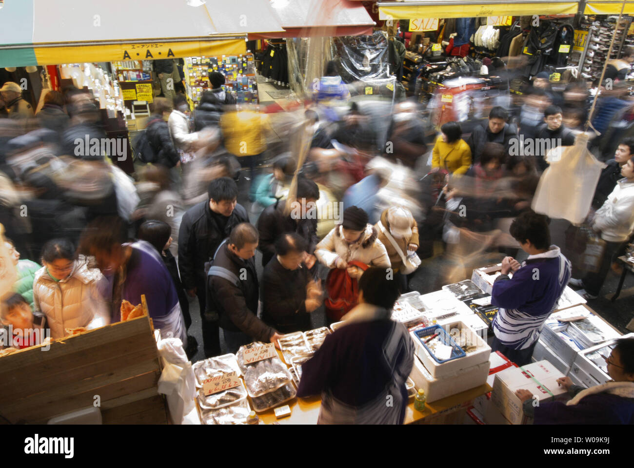 Agli acquirenti di fare loro last-minute Nuovo Anno di shopping in 'Ameyoko', di Ameya Yokocho Shopping Street, a Tokyo in Giappone, il 27 dicembre 2009. UPI/Keizo Mori Foto Stock