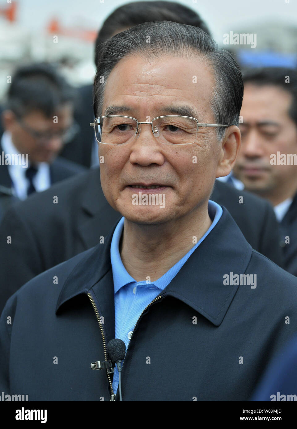 Il premier cinese Wen Jiabao parla al giornalista su una zona devastata in Natori, Miyagi-prefettura, Giappone, il 21 maggio 2011. UPI/Keizo Mori Foto Stock