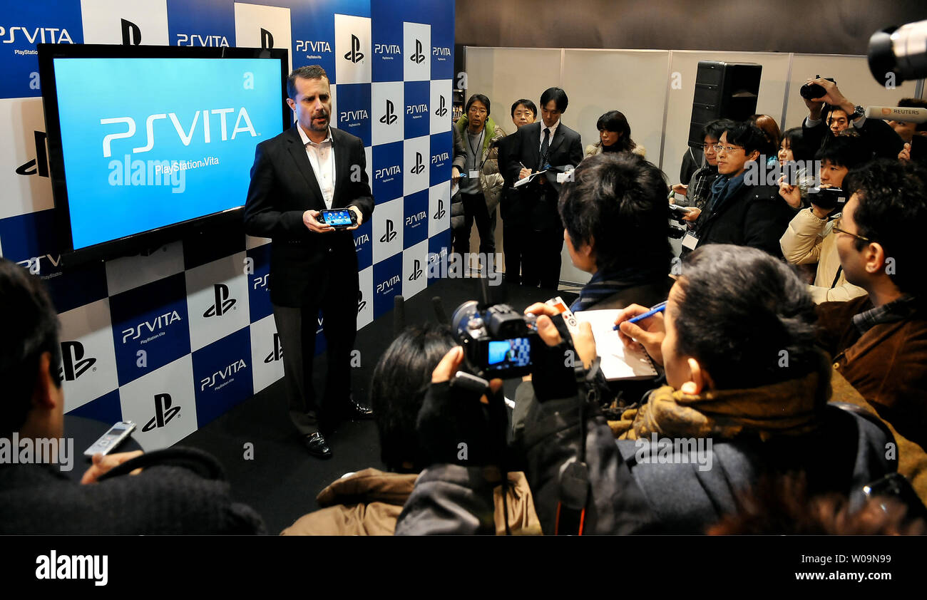 Presidente e Amministratore delegato di Sony Computer Entertainment Inc., Andrew House, risposte del reporter oggetto dopo l'evento di lancio per video portatile lettore gioco " PlayStation Vita (PS VITA)' al 'TSUTAYA' negozio Shibuya di Tokyo, Giappone, il 17 dicembre 2011. PS VITA sarà rilasciato in Europa e negli Stati Uniti il 22 febbraio 2012. UPI/Keizo Mori Foto Stock