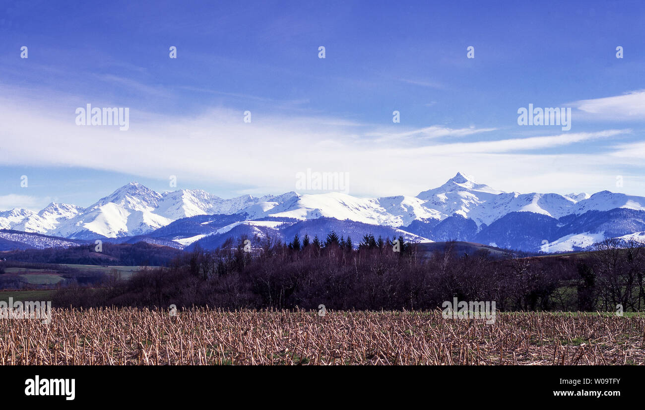 Francia.i Pirenei dal nord del dipartimento di Hautes-Pyrenees. Pic du Midi de Bigorre 2872m sulla sinistra.Pic de Montaigu 2339m sulla destra. Foto Stock Francia.i Pirenei dal nord del dipartimento di Hautes-Pyrenees. Pic du Midi de Bigorre 2872m sulla sinistra.Pic de Montaigu 2339m sulla destra. Foto Stock