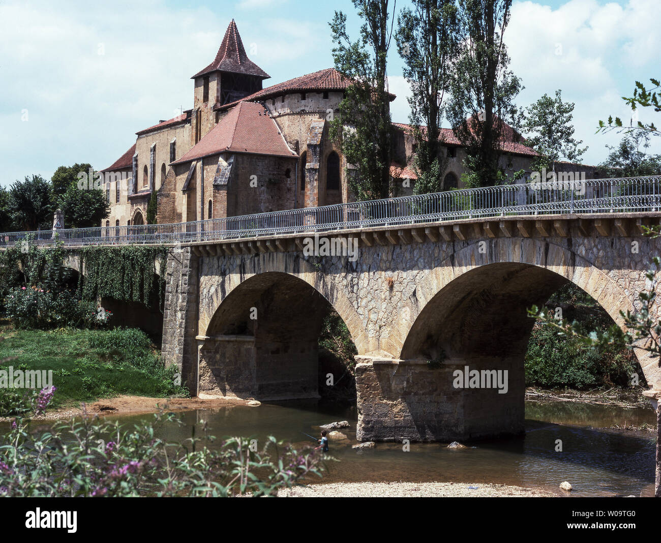 La Francia. Hautes-Pyrenees. San Sever de Rustan. 12th-c Abbazia con ponte sul fiume Arros. Foto Stock La Francia. Hautes-Pyrenees. San Sever de Rustan. 12th-c Abbazia con ponte sul fiume Arros. Foto Stock