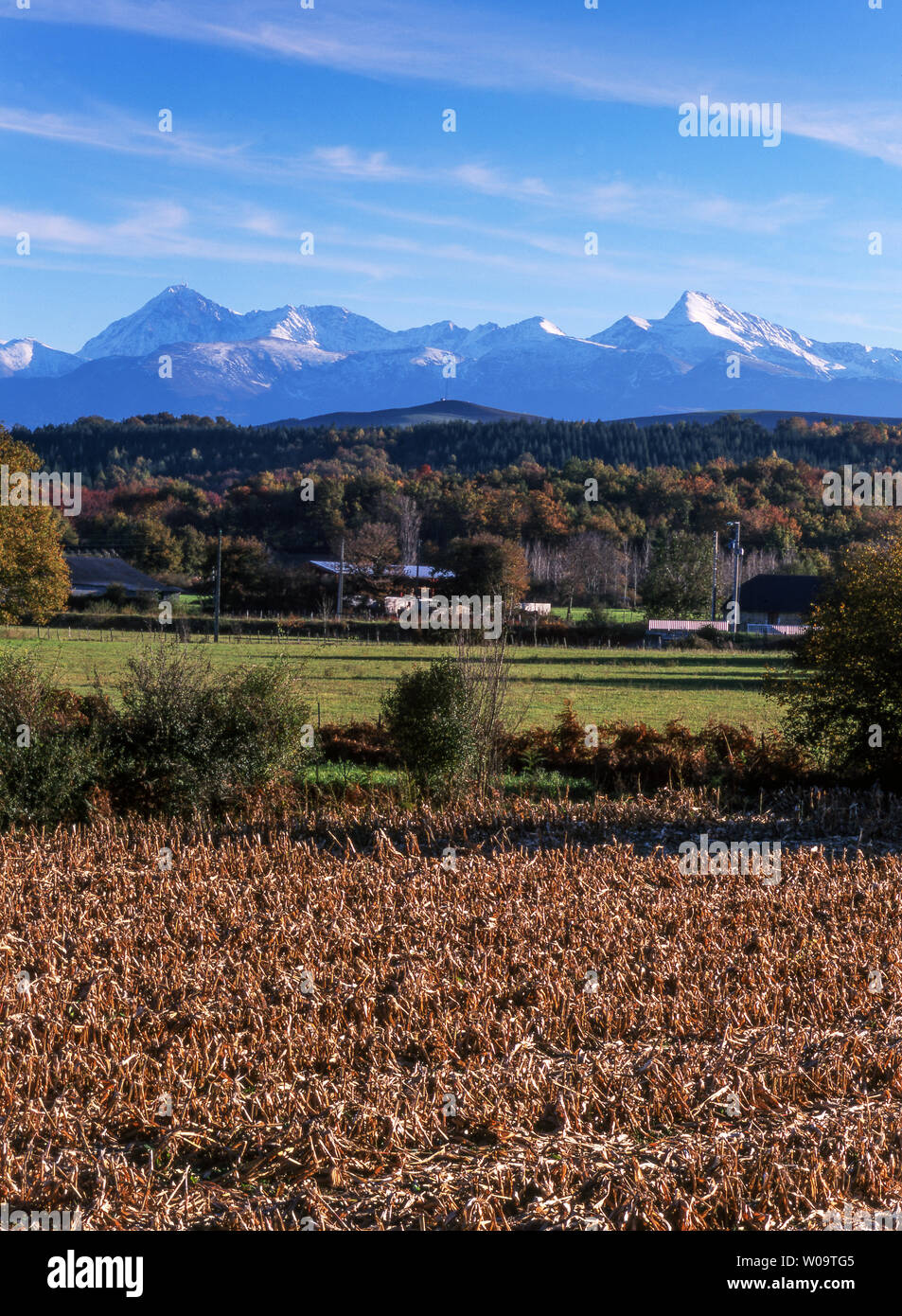 Francia.i Pirenei dal nord del dipartimento di Hautes-Pyrenees. Pic du Midi de Bigorre 2872m sulla sinistra.Pic de Montaigu 2339m sulla destra. Foto Stock Francia.i Pirenei dal nord del dipartimento di Hautes-Pyrenees. Pic du Midi de Bigorre 2872m sulla sinistra.Pic de Montaigu 2339m sulla destra. Foto Stock