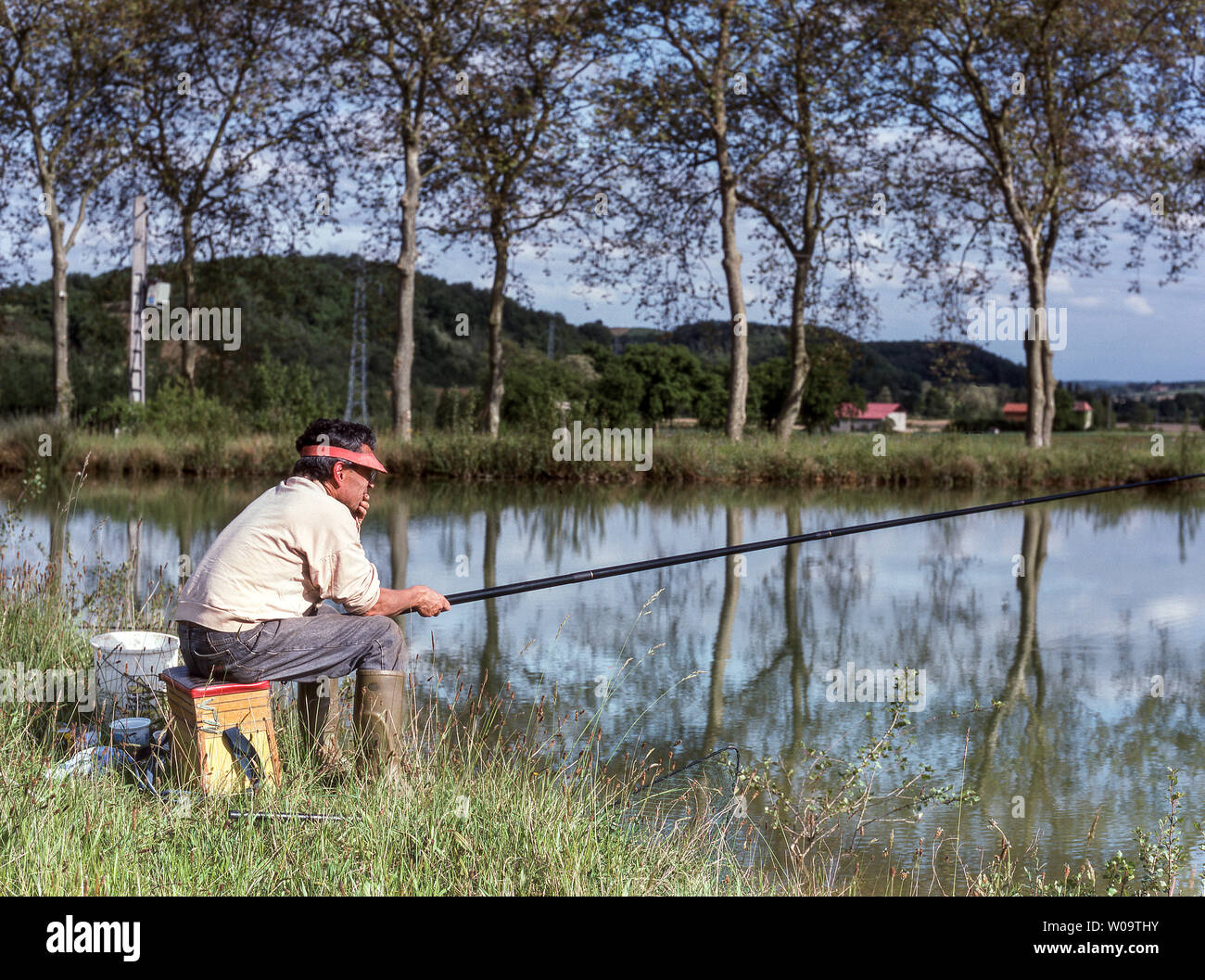 La Francia. Gers Dept.la pesca è un passatempo nazionale in Francia.La maggior parte dei pesci catturati dai francesi è mangiato da loro. Foto Stock La Francia. Gers Dept.la pesca è un passatempo nazionale in Francia.La maggior parte dei pesci catturati dai francesi è mangiato da loro. Foto Stock