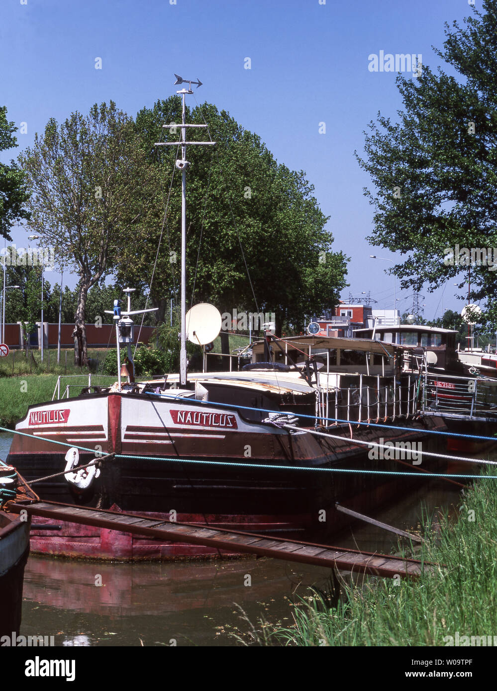 Francia.Toulouse.Dept Haute-Garonne. Chiatte legato nel canale laterale. Foto Stock