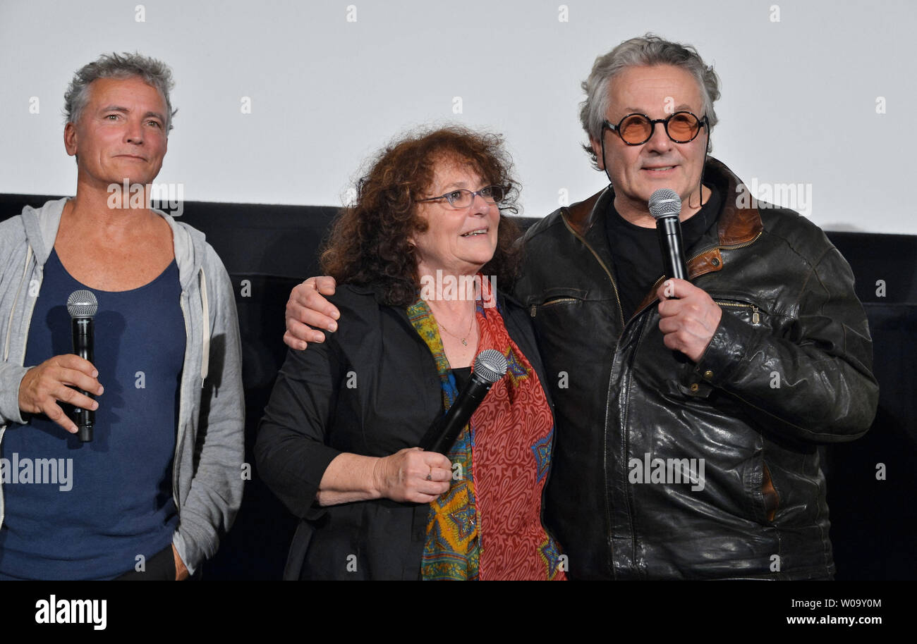 (L-R)attore Tim Burns, actrice Joanne Samuel e Direttore George Miller assistere a uno stadio il messaggio di saluto per il film "Mad Max:fury" la strada a Tokyo in Giappone, om Giugno 5, 2015. Foto di Keizo Mori/UPI Foto Stock