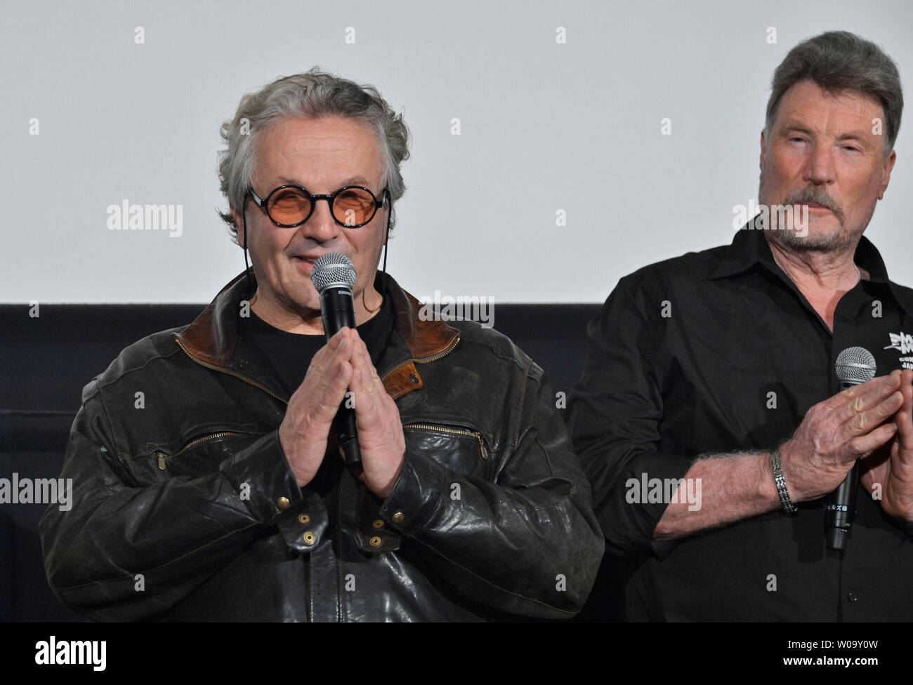 Direttore George Miller(L) e l'attore Vernon Wells assistere a uno stadio il messaggio di saluto per il film "Mad Max:fury" la strada a Tokyo in Giappone, om Giugno 5, 2015. Foto di Keizo Mori/UPI Foto Stock