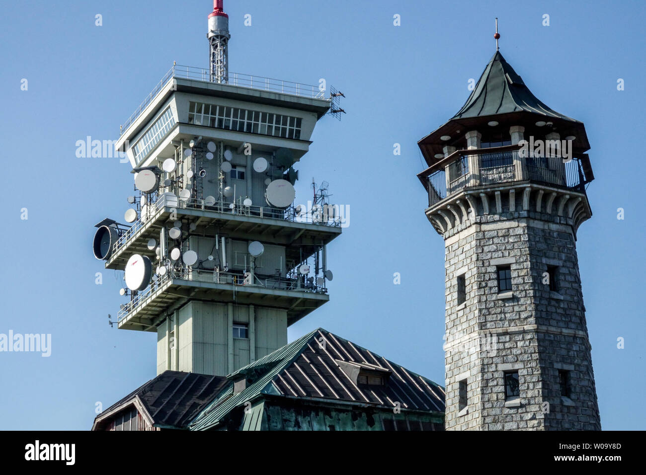 Klínovec (1.244 m) è la vetta più alta dei Monti Metalliferi, Krusne Hory, Repubblica Ceca Europa, Torre televisiva e della torre di vedetta Foto Stock