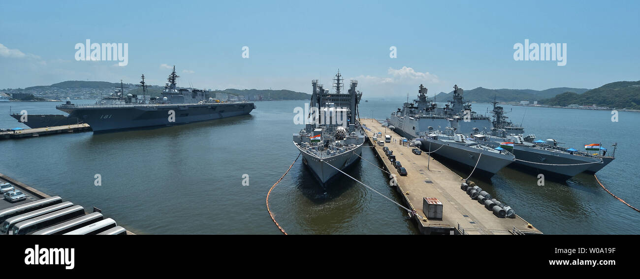 (L-R)USS Mobile Bay (Cg-53), JS Hyuga (DDH181), INS Shakti(A57), INS Sahyadri(F49) e INS Kirch (P62) sono visibili al di ancoraggio per la realizzazione congiunta di esercitazione navale 'Malbar' a U.S. Le attività della flotta Sasebo, Prefettura di Nagasaki, Giappone il 10 giugno 2016. Foto di Keizo Mori/UPI Foto Stock