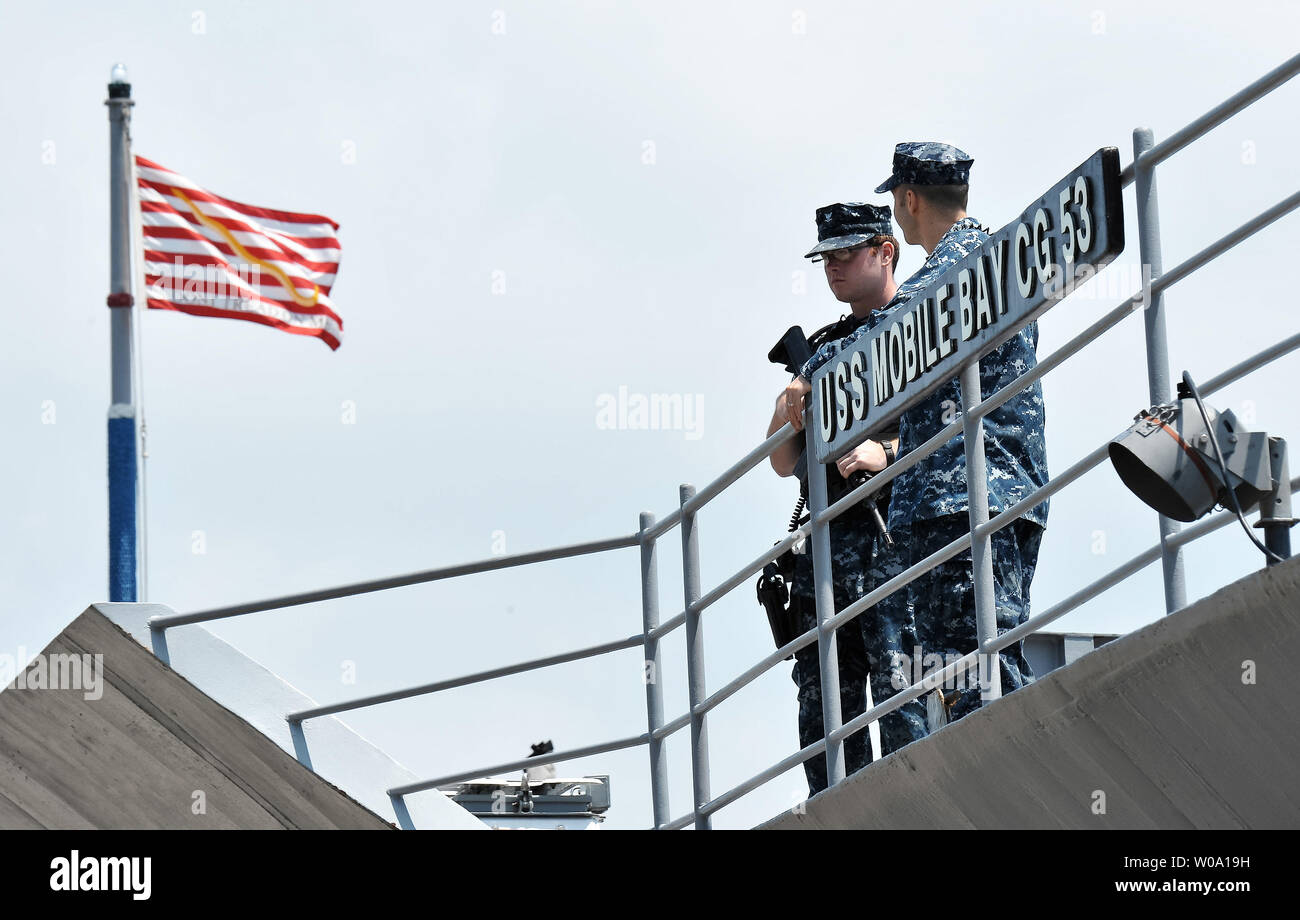 Marinaio di U.S. Navy guardia sulla USS Mobile Bay (Cg-53) a U.S. Le attività della flotta Sasebo, Prefettura di Nagasaki, Giappone il 10 giugno 2016. Foto di Keizo Mori/UPI Foto Stock