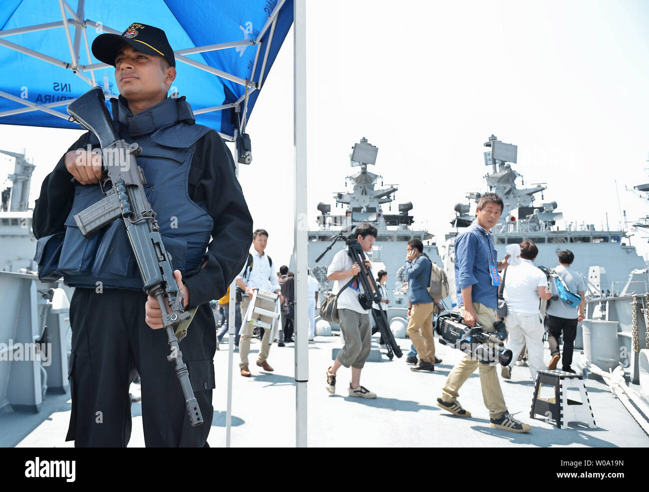 Sailor della Marina indiana guardia sulla furtività multi-ruolo fregata INS Satpura(F48) a U.S. Le attività della flotta Sasebo, Prefettura di Nagasaki, Giappone il 10 giugno 2016. Foto di Keizo Mori/UPI Foto Stock