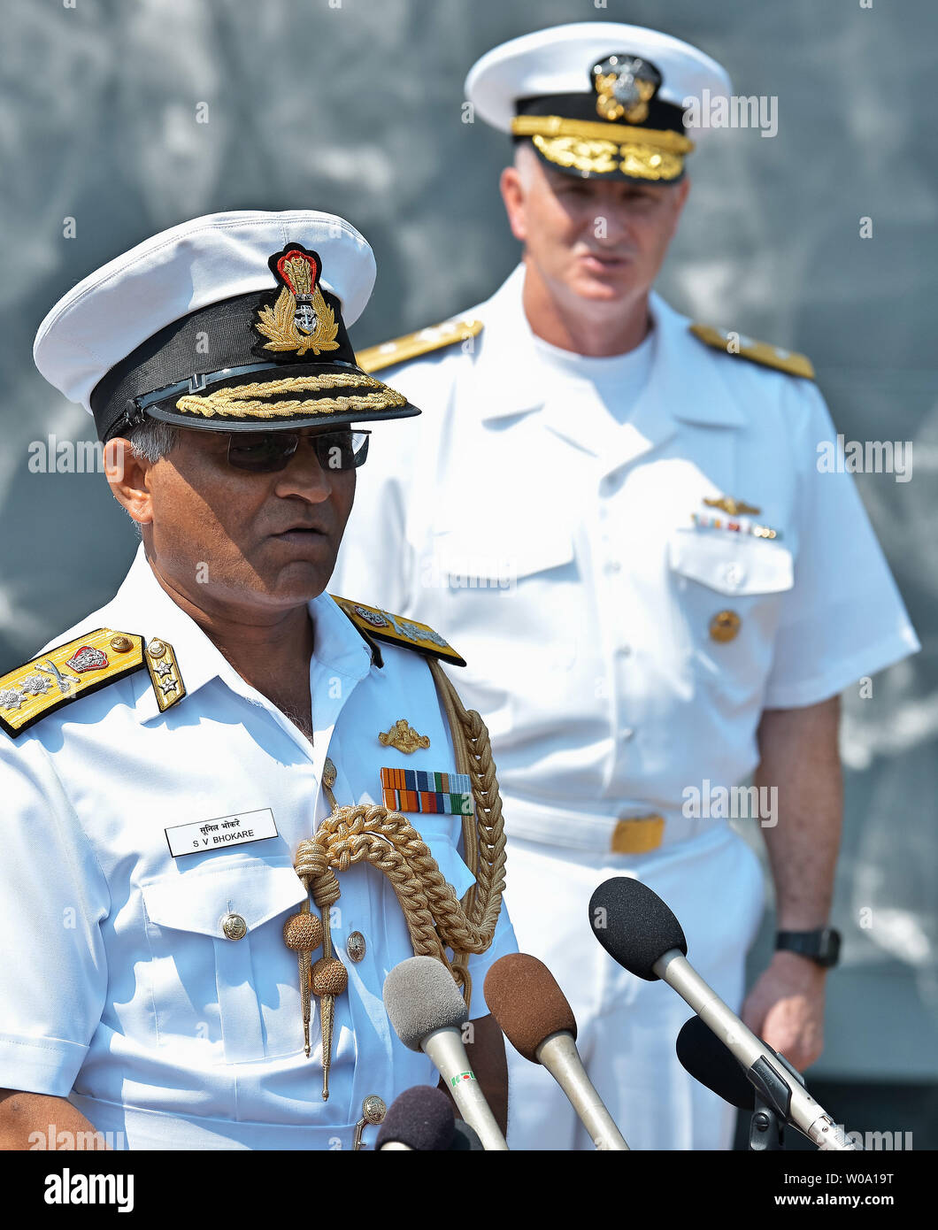 L'ammiraglio posteriore Soonil Bhokare V(L), Commander, Est della Flotta della Marina indiana parla durante una conferenza stampa presso U.S. Le attività della flotta Sasebo, Prefettura di Nagasaki, Giappone il 10 giugno 2016. Foto di Keizo Mori/UPI Foto Stock