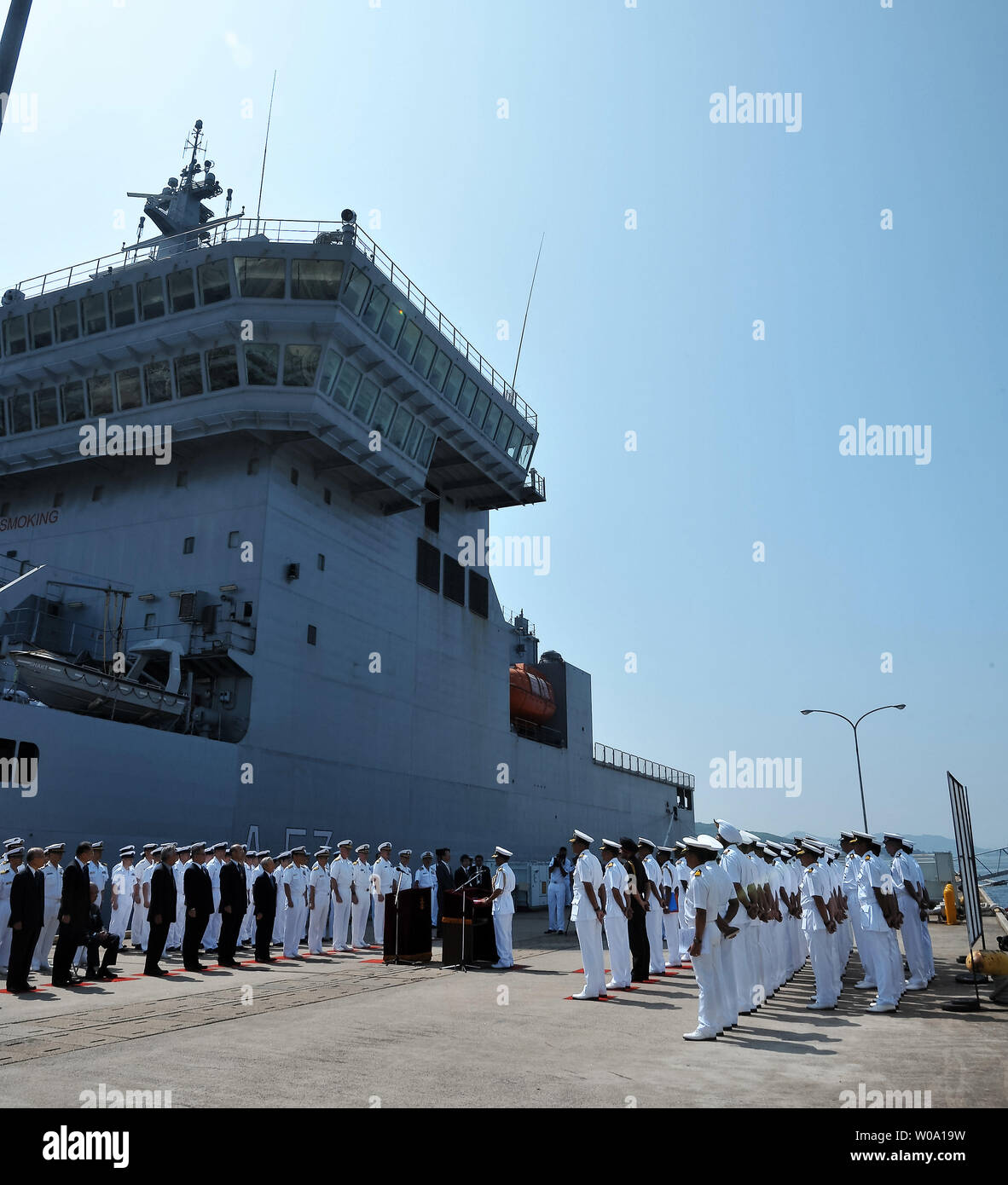 Stati Uniti La marina e il Giappone marittimo Forza di Autodifesa tenere una cerimonia di benvenuto per l'India Marina presso U.S. Le attività della flotta Sasebo, Prefettura di Nagasaki, Giappone il 10 giugno 2016. Foto di Keizo Mori/UPI Foto Stock