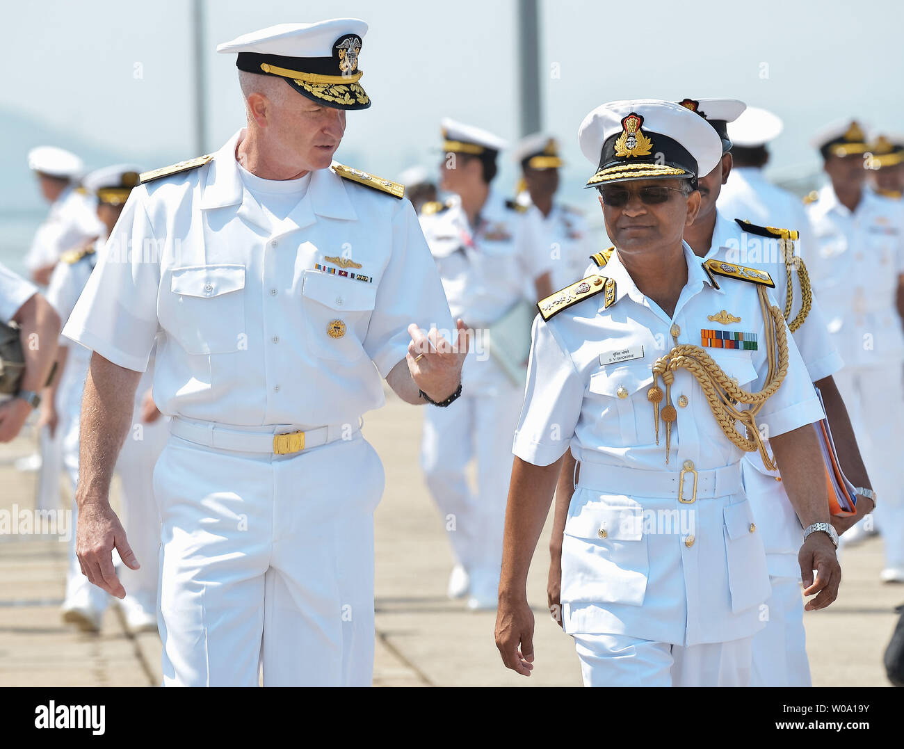 Adm posteriore. Brian S. Hurley(L), Vice comandante, U.S. 7 flotta di U.S. Navy cammina con l'ammiraglio posteriore Soonil V Bhokare, Commander, Est della Flotta della Marina indiana a U.S. Le attività della flotta Sasebo, Prefettura di Nagasaki, Giappone il 10 giugno 2016. Foto di Keizo Mori/UPI Foto Stock