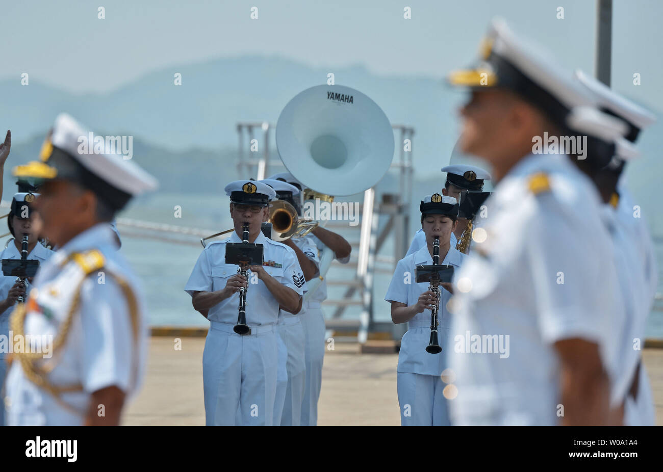 Giappone di autodifesa marittima Force Band di Sasebo riprodurre durante una cerimonia di benvenuto per l'India Marina presso U.S. Le attività della flotta Sasebo, Prefettura di Nagasaki, Giappone il 10 giugno 2016. Foto di Keizo Mori/UPI Foto Stock